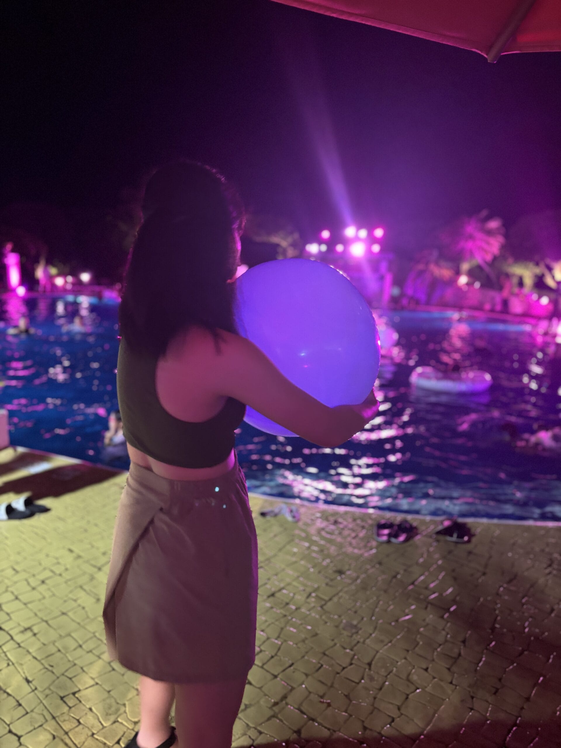 ANAインターコンチネンタル 万座ビーチリゾート　ナイトプールを楽しむ子ども