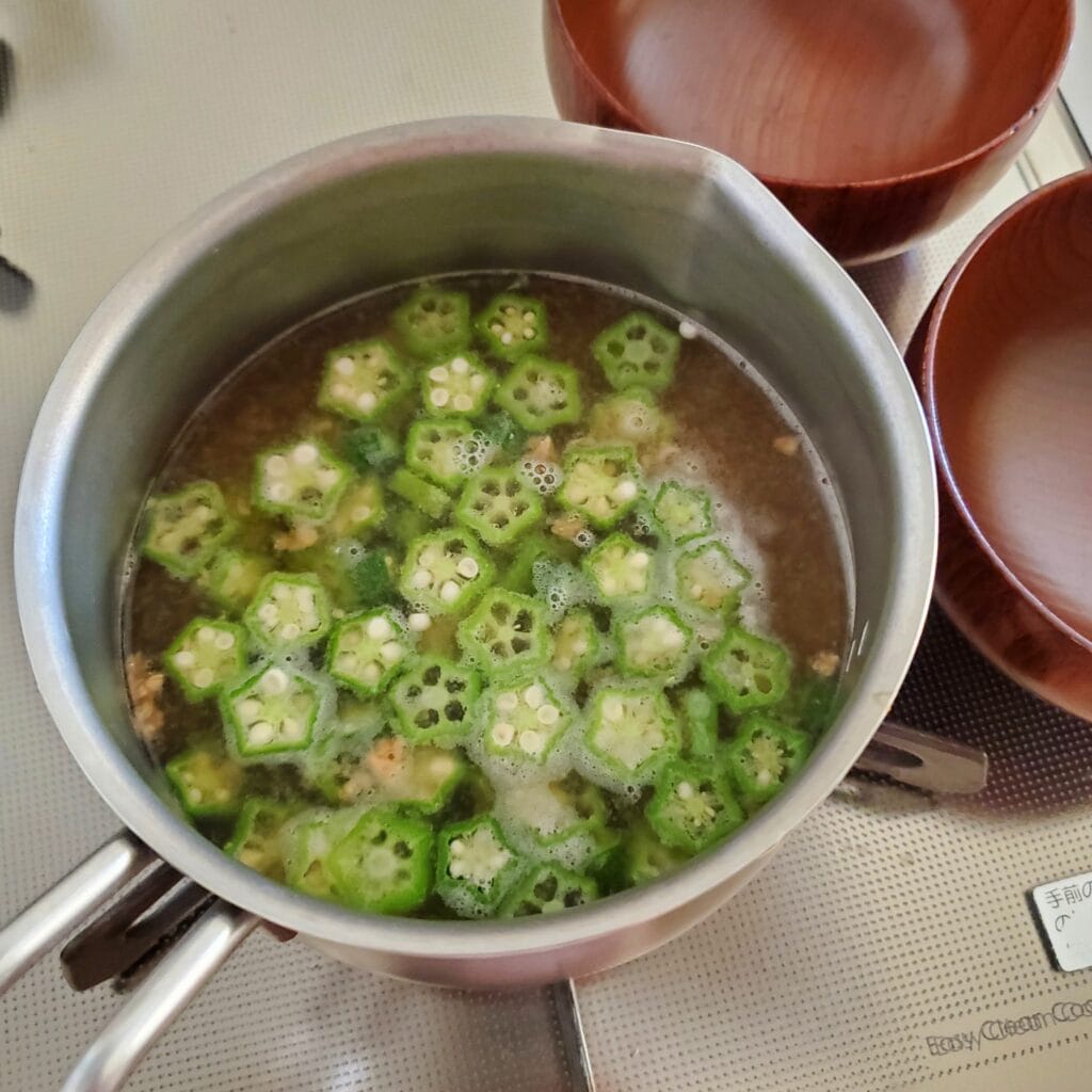 栗原はるみさんの「納豆とオクラのおみそ汁」