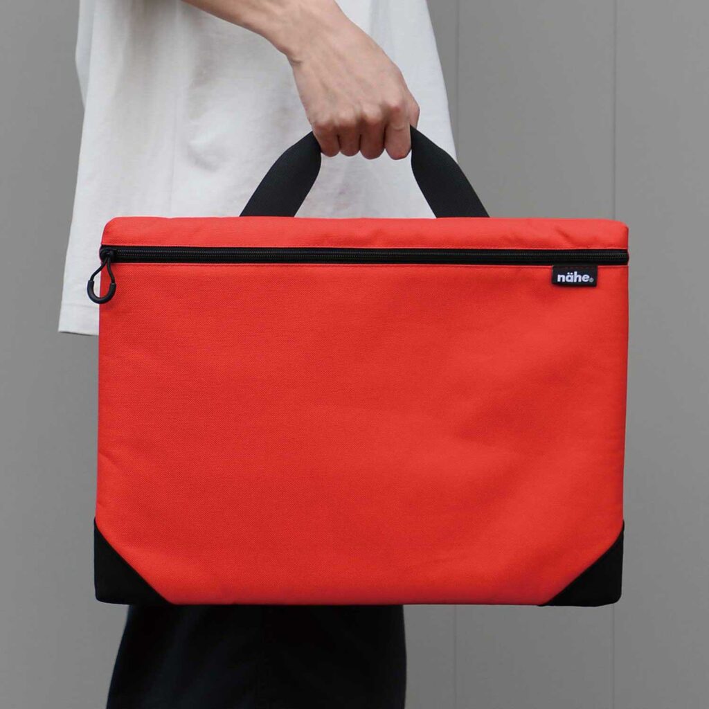 ネーエのソフトパソコンケースを持ったところ