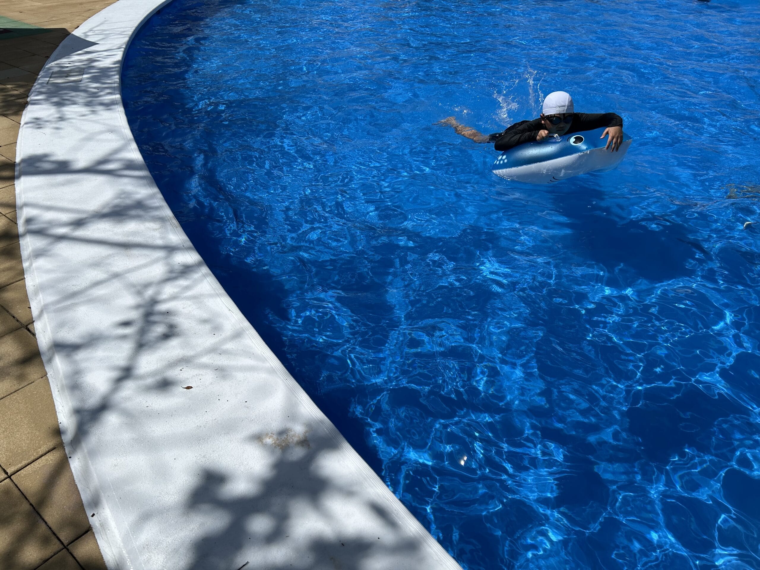 グランドメルキュール浜名湖リゾート＆スパのプールで泳ぐ子ども。