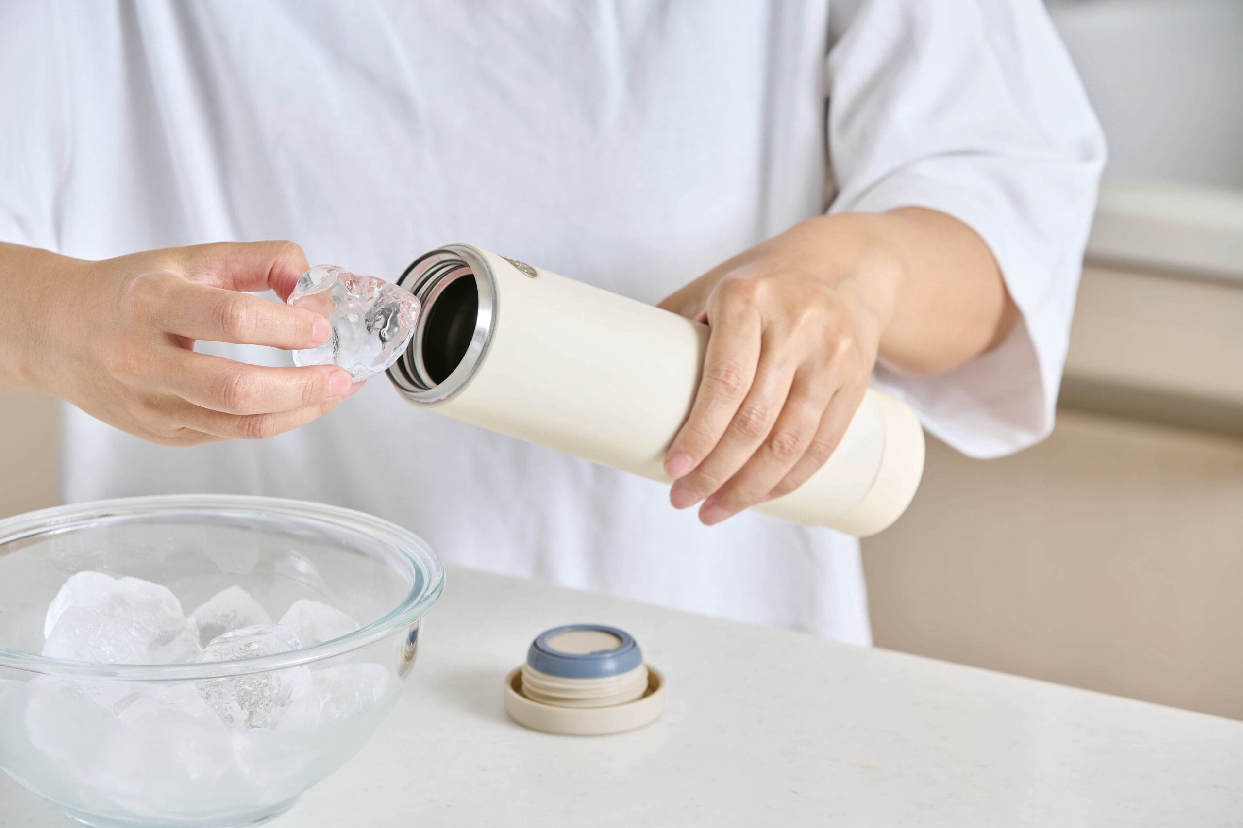 「ゴリラの底ヂカラ」　底を外して大きめの氷を入れているところ