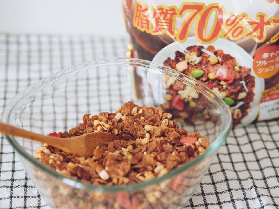 ケロッグの素材まるごとグラノラ 脂質70%オフ 華やぐフルーティショコラが入っている透明のボウル