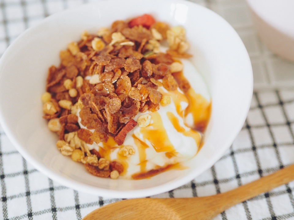 水切りヨーグルトと合わせたグラノラ