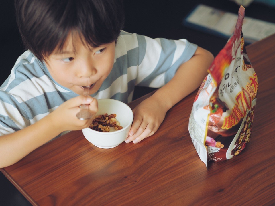 子どもがグラノラを食べる様子