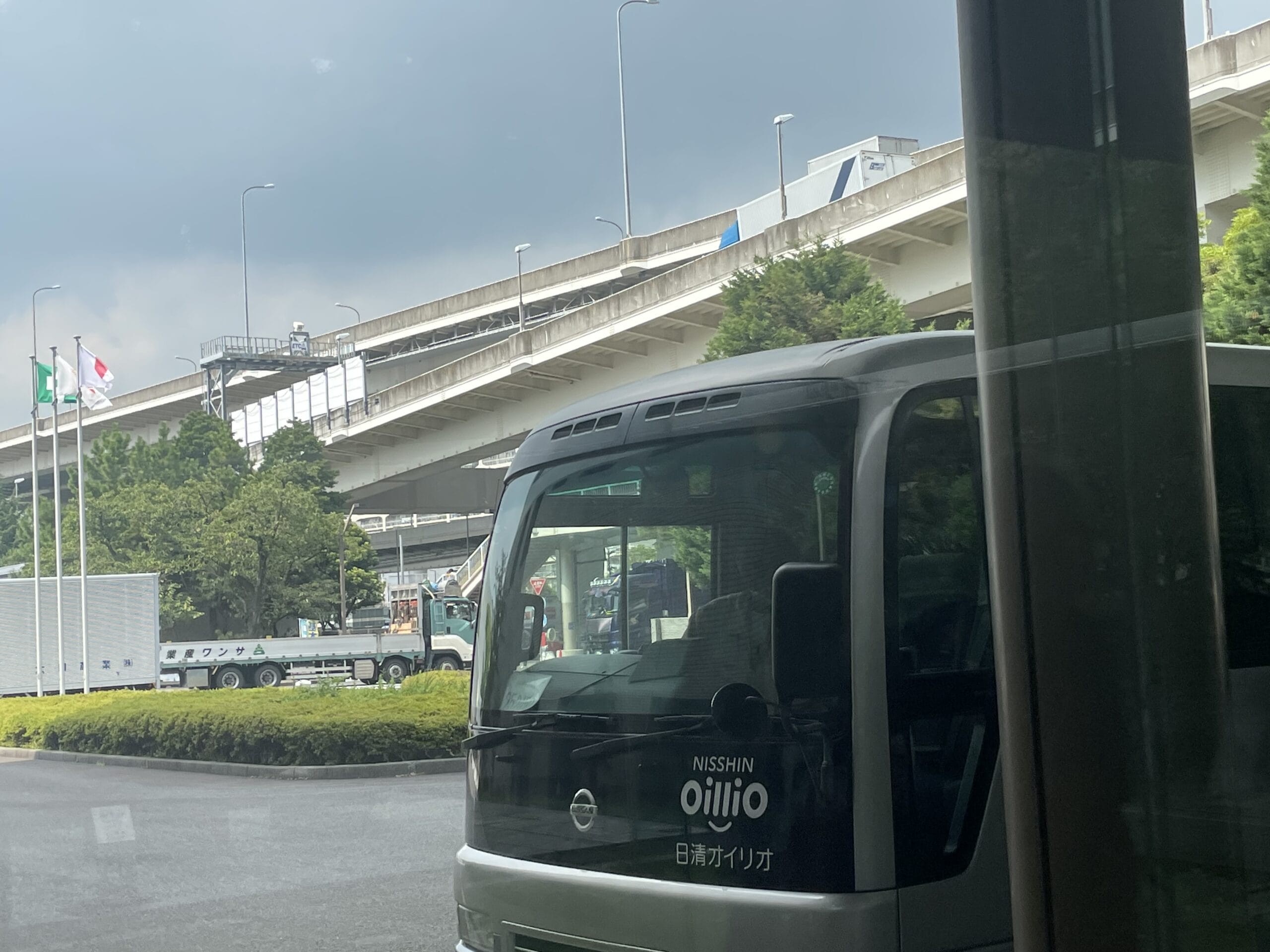 日清オイリオ磯子事業場の「夏の工場見学」ツアー、見学ツアー用バス。