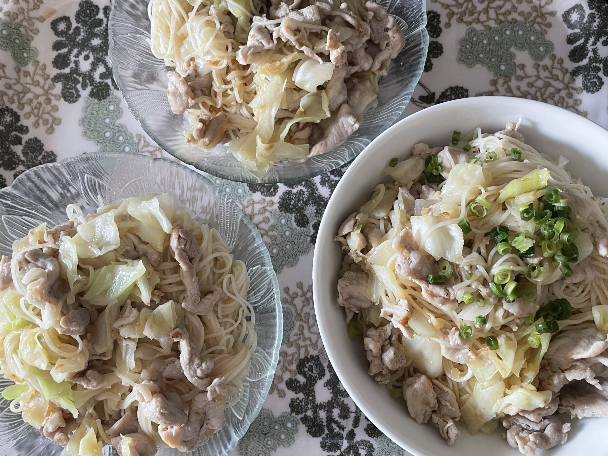 近藤幸子さんレシピ、炒めそうめんを作ってみた写真【その3】。豚肉＋キャベツで作ってみたもの。