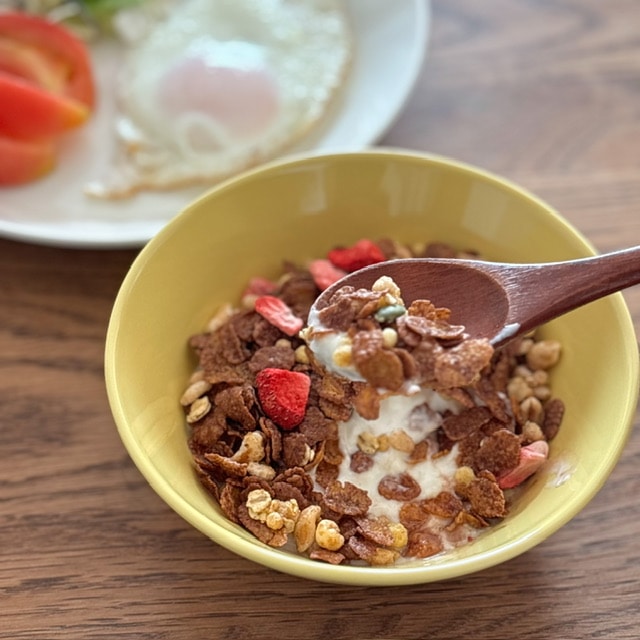 ヨーグルトに素材まるごとグラノラ 脂質70％をかけた写真