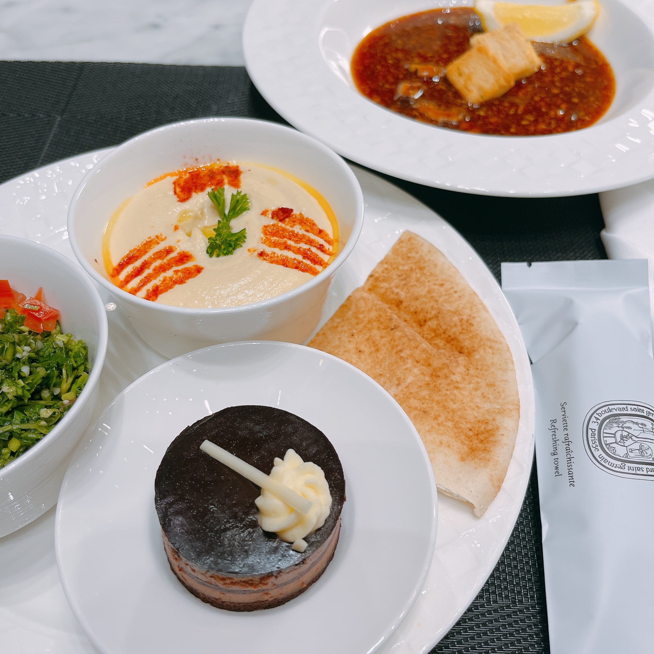 ドーハ　アルムルジャンビジネスラウンジ　食事