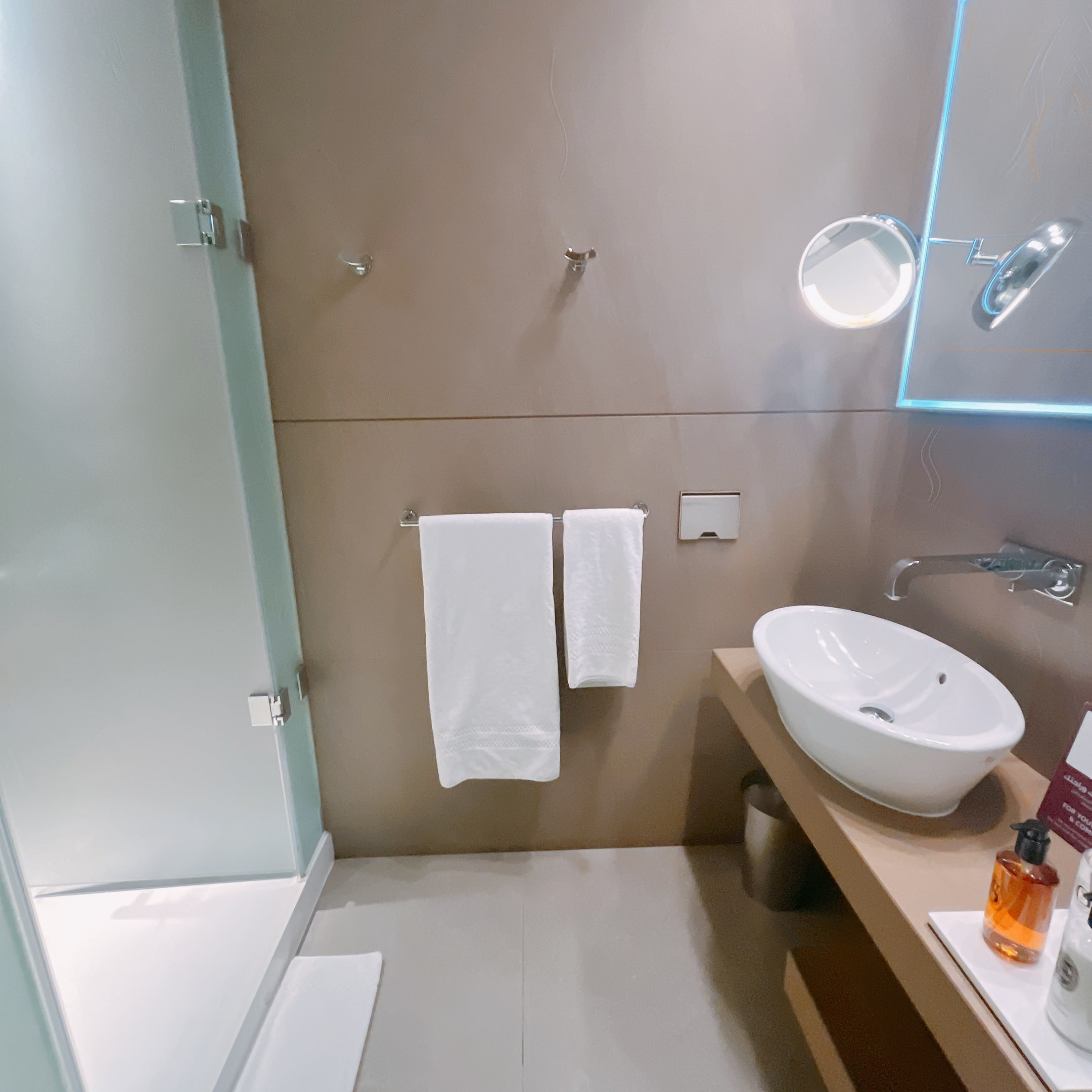 ドーハ　アルムルジャンビジネスラウンジ　シャワー