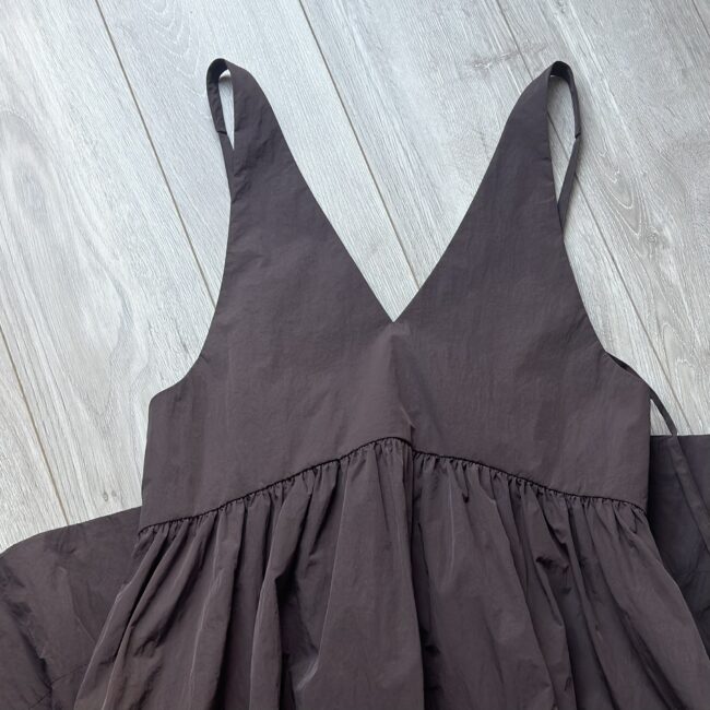 MAQWEL(マクウェル)のソフトタフタワンピース