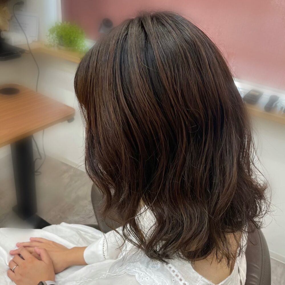 ミディアム　前髪あり　パーマ　イヤリングカラー