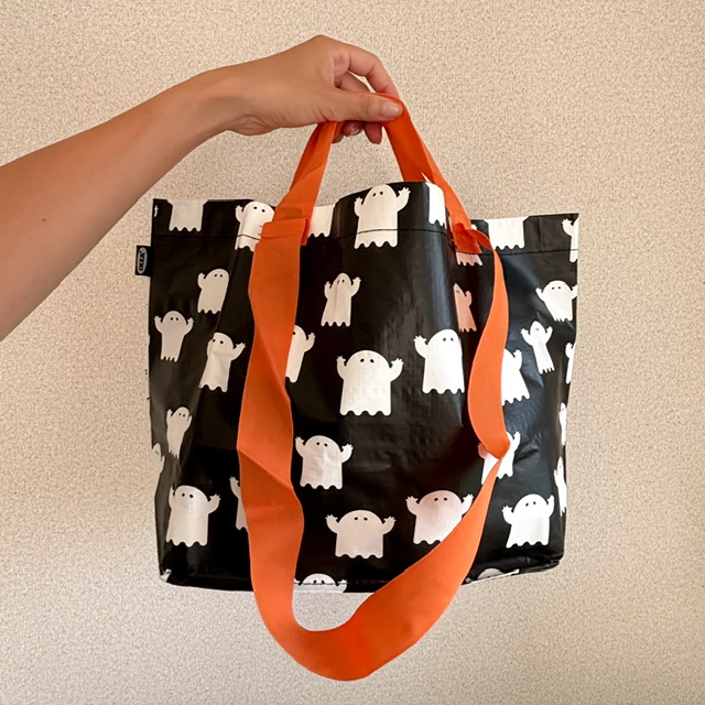 IKEAのKUSTFYR クストフィール バッグ ゴーストを手に持ってサイズ感がわかる写真