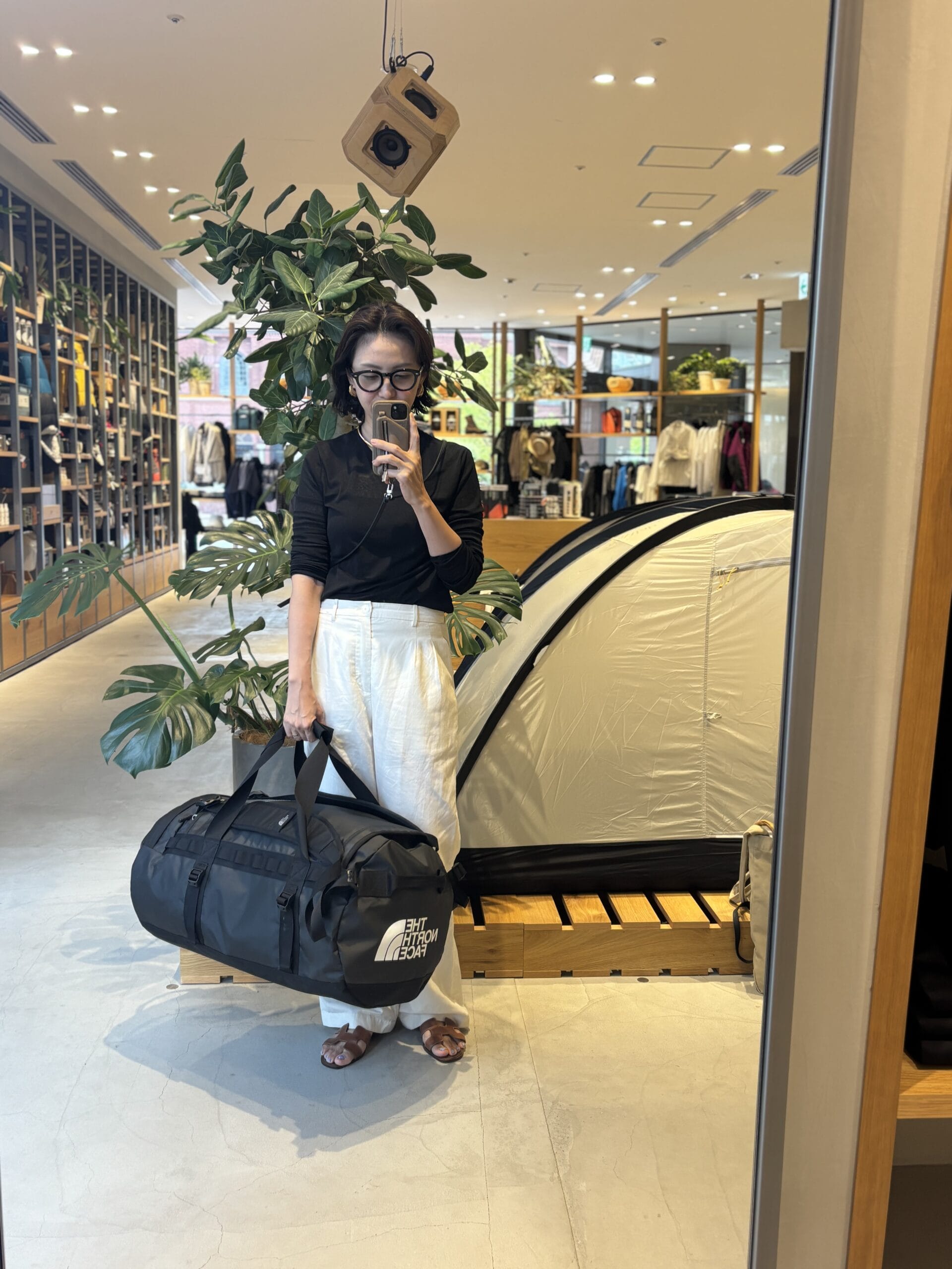 BCダッフルを持っているところ