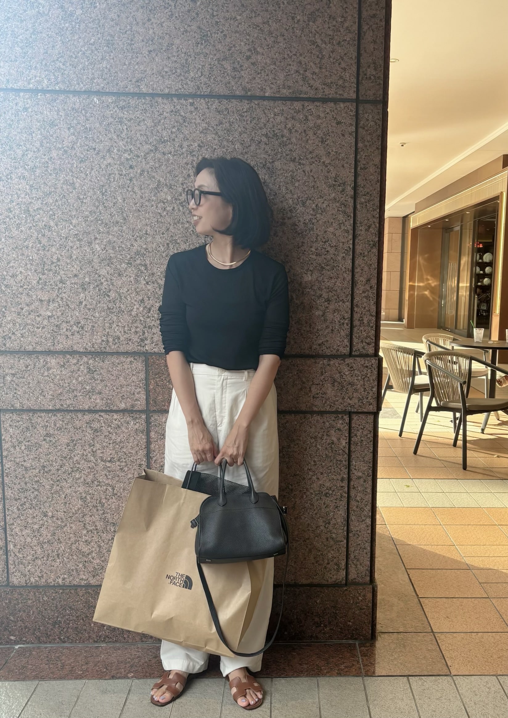 トップス/Drawer、ボトム/UNIQLO、バッグ/THE ROW、サンダル/HERMESの40代女性コーデ