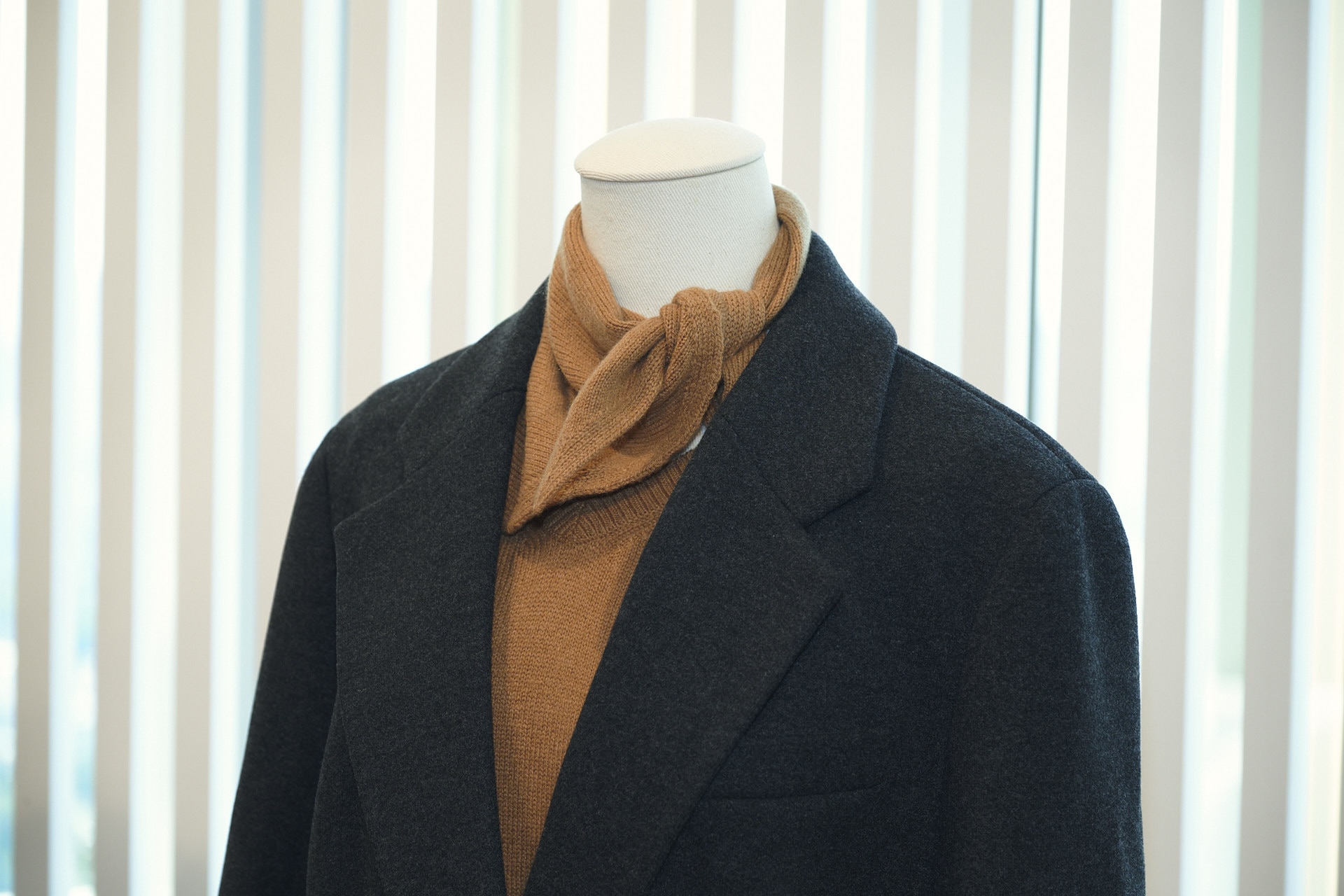 UNIQLO : C　カシミヤリラックスVネックセータースカーフつきのコーデ例