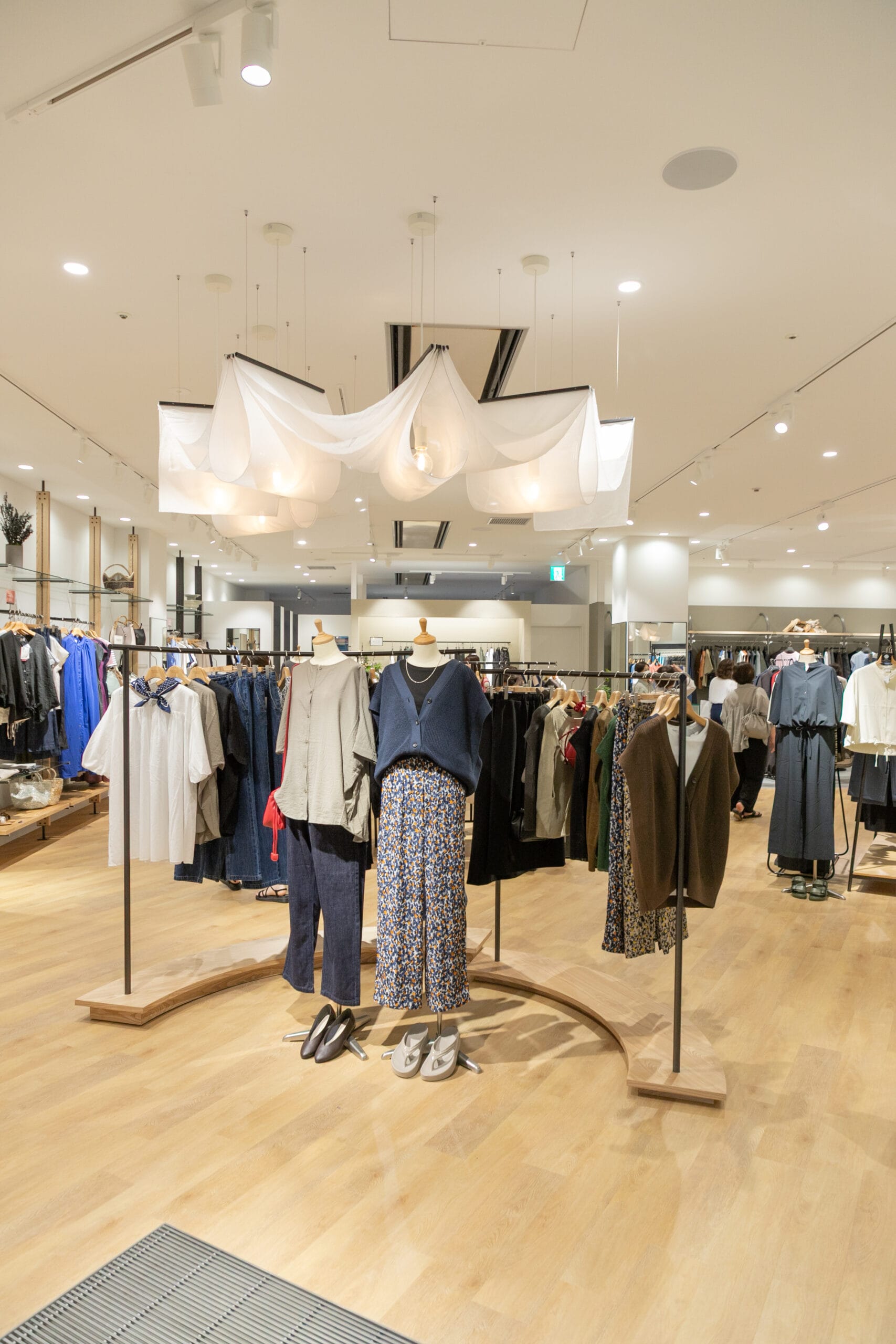 アーバンリサーチ ドアーズ イクスピアリ店　スタイリスト徳永千夏さんが親子で来店　店内