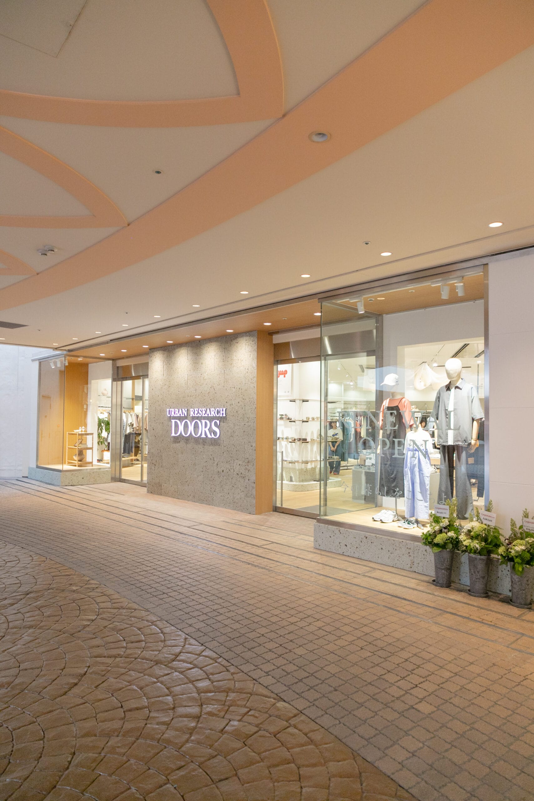 アーバンリサーチ ドアーズ イクスピアリ店　スタイリスト徳永千夏さんが親子で来店　店内