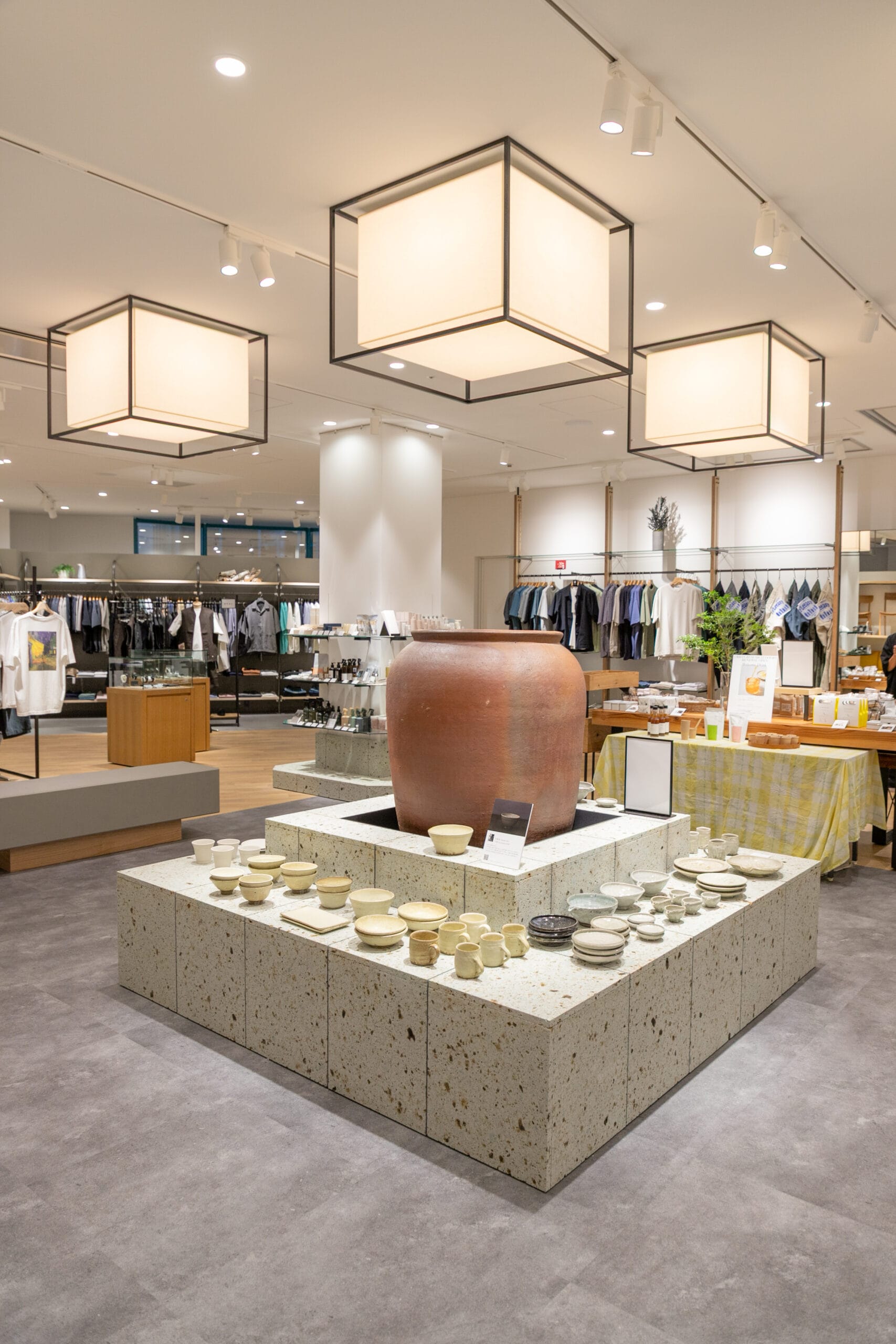 アーバンリサーチ ドアーズ イクスピアリ店　スタイリスト徳永千夏さんが親子で来店　店内