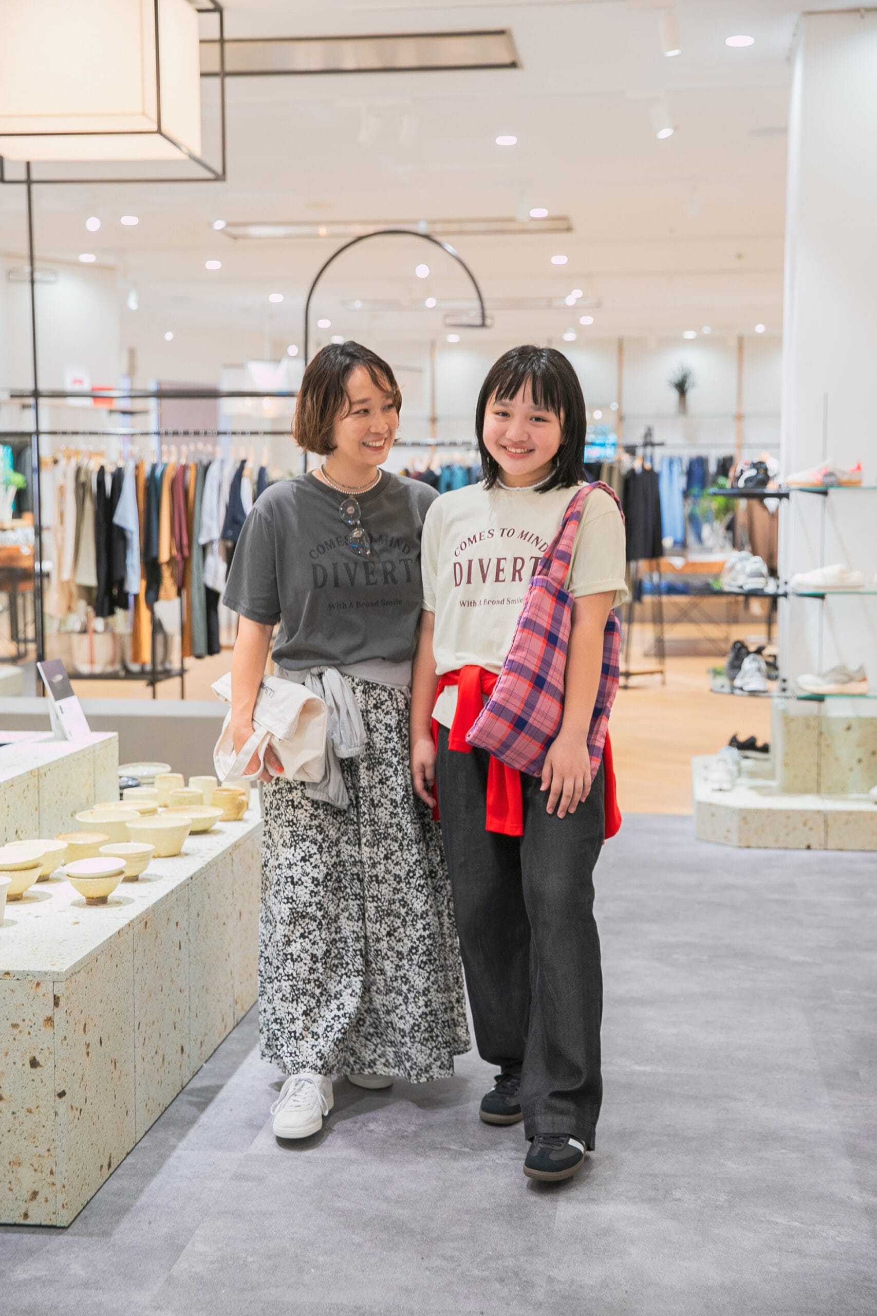 アーバンリサーチ ドアーズ イクスピアリ店　スタイリスト徳永千夏さんが親子で来店　次女とリンクコーデ