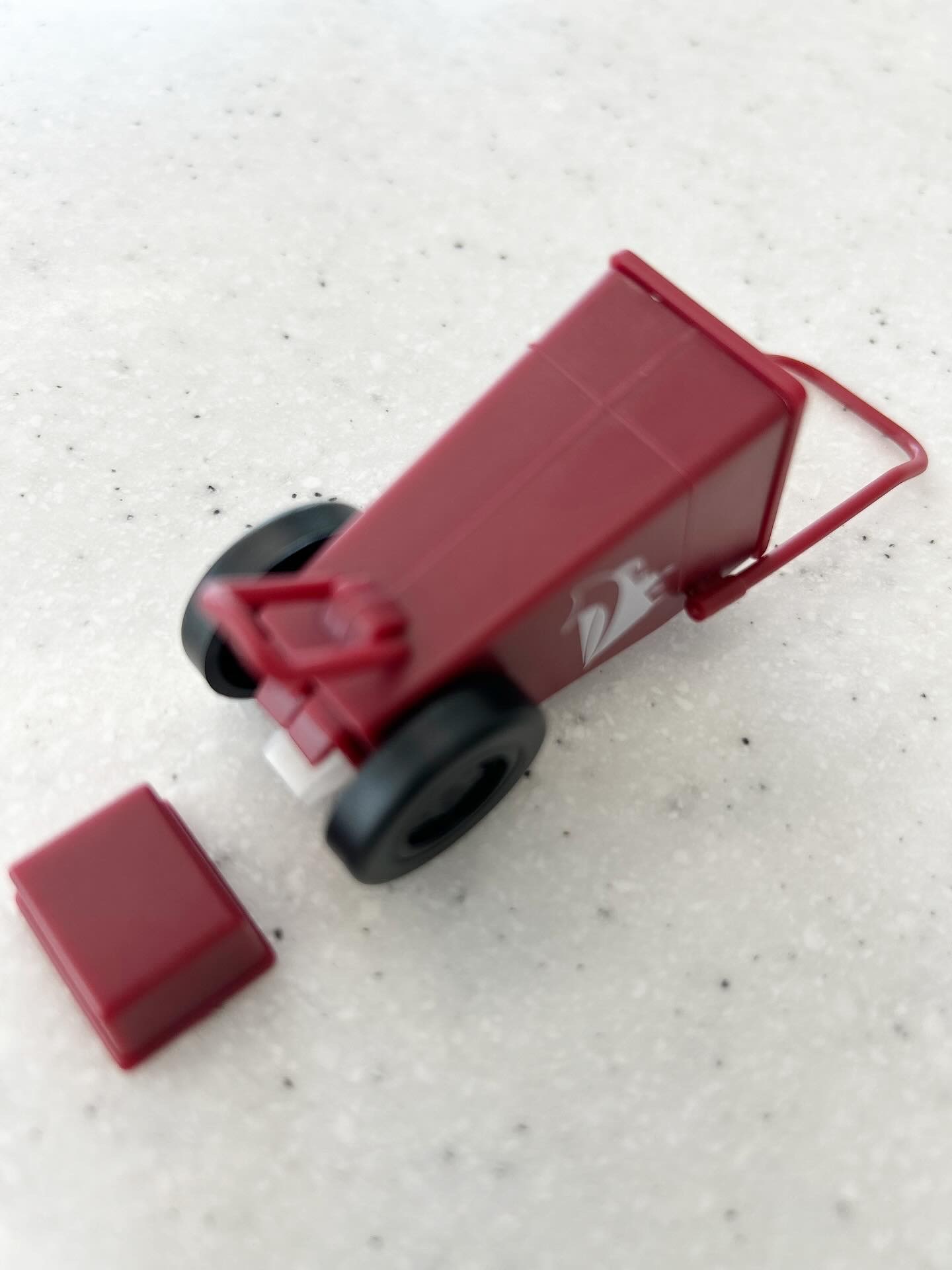 甲子園球場といえば、「阪神園芸」の素晴らしいグラウンド整備。実際にトンボかけやライン引きを見られて感激でした！
こちらはライン引きの形をした修正テープ。
テープの詰め替えはできないけれど記念に！　全7色ありました。
