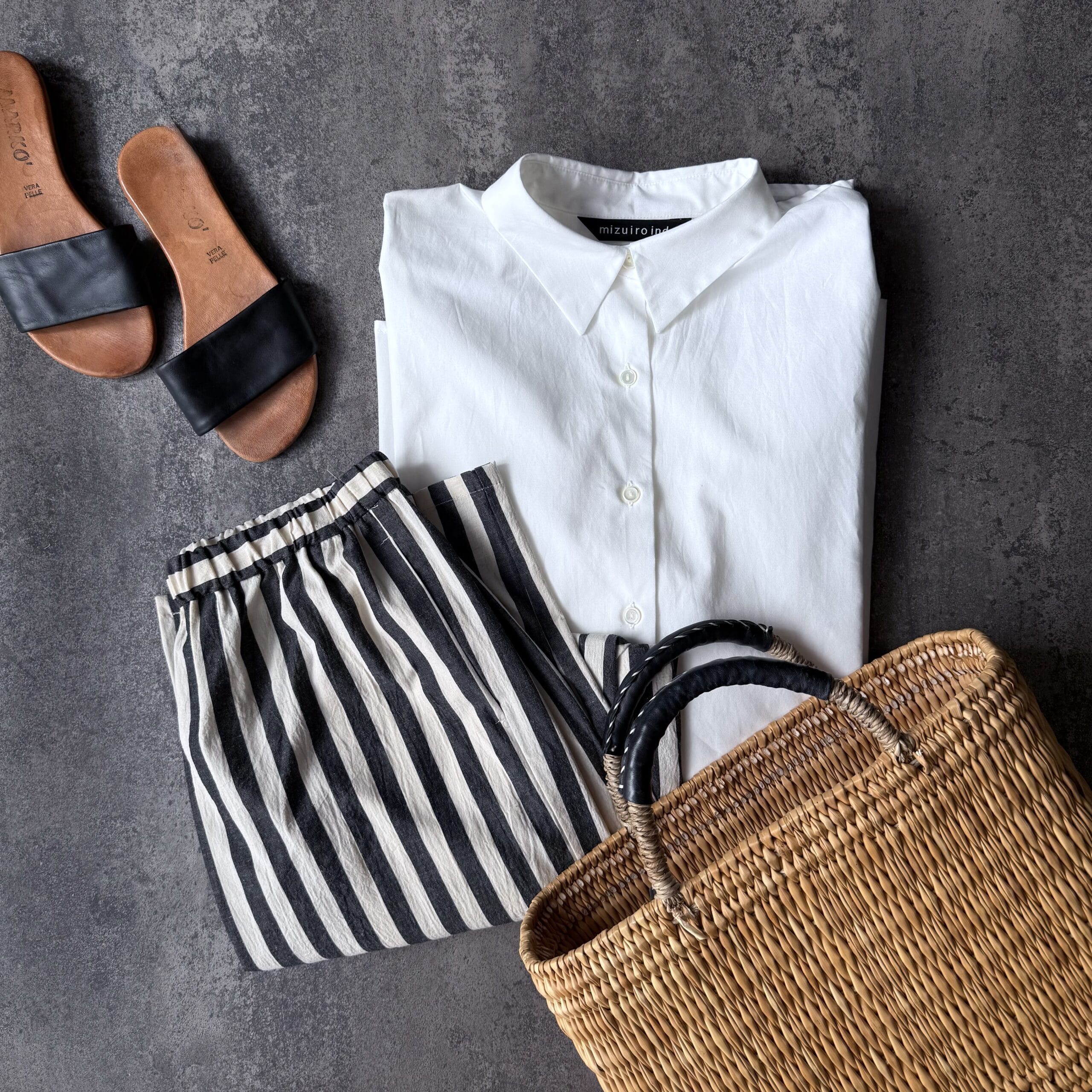 mizuiro ind コットンブロードワイドシャツ、ストライプイージーパンツ、markoサンダル