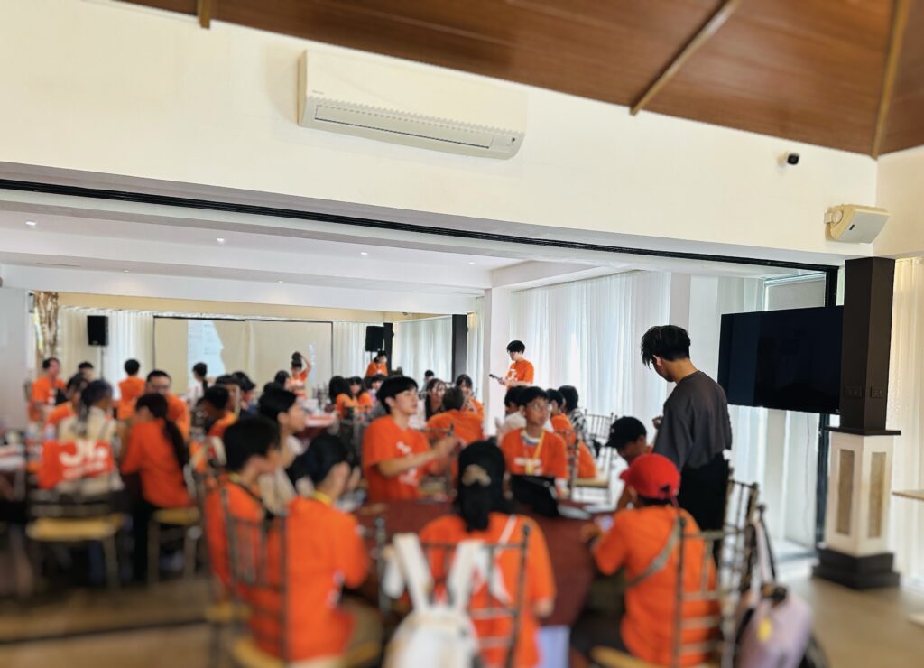 「ジュニアビジネス留学サマーキャンプ2025」で勉強する子どもたち