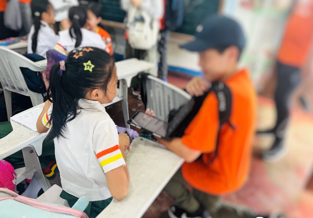 「ジュニアビジネス留学サマーキャンプ2025」で現地校の小学生と交流する参加者