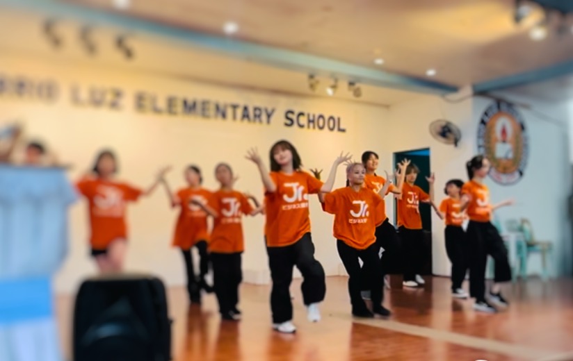 現地校の舞台でダンスパフォーマンスをする様子