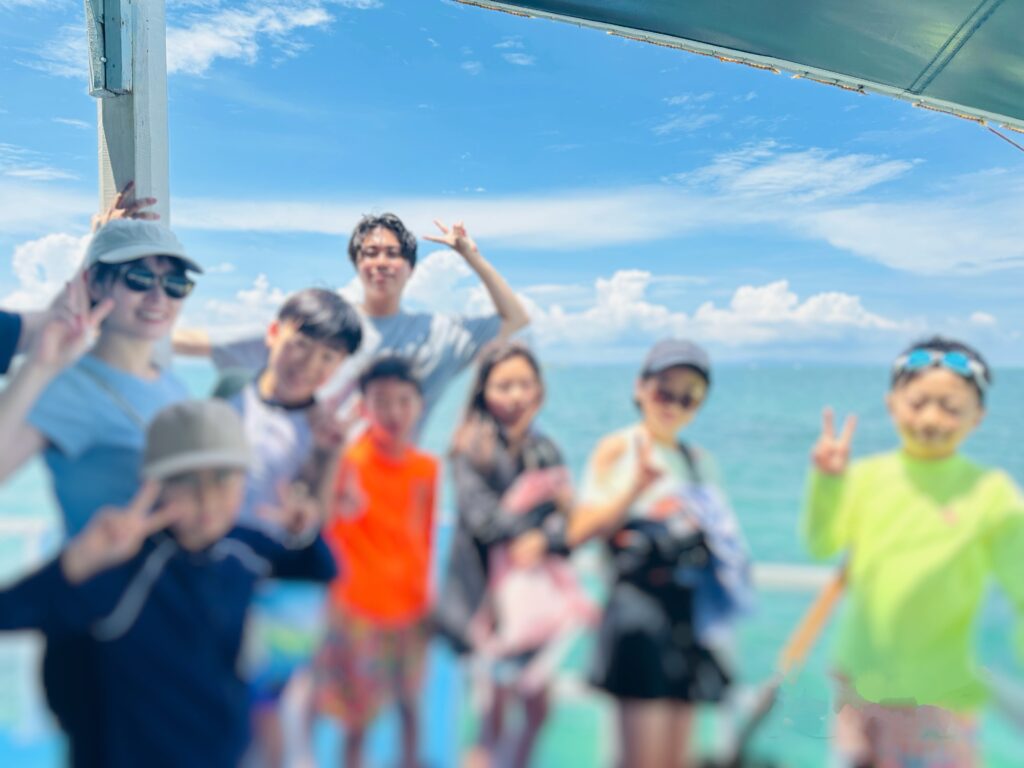 「ジュニアビジネス留学サマーキャンプ2025」でアイランドホッピングに出かける参加者