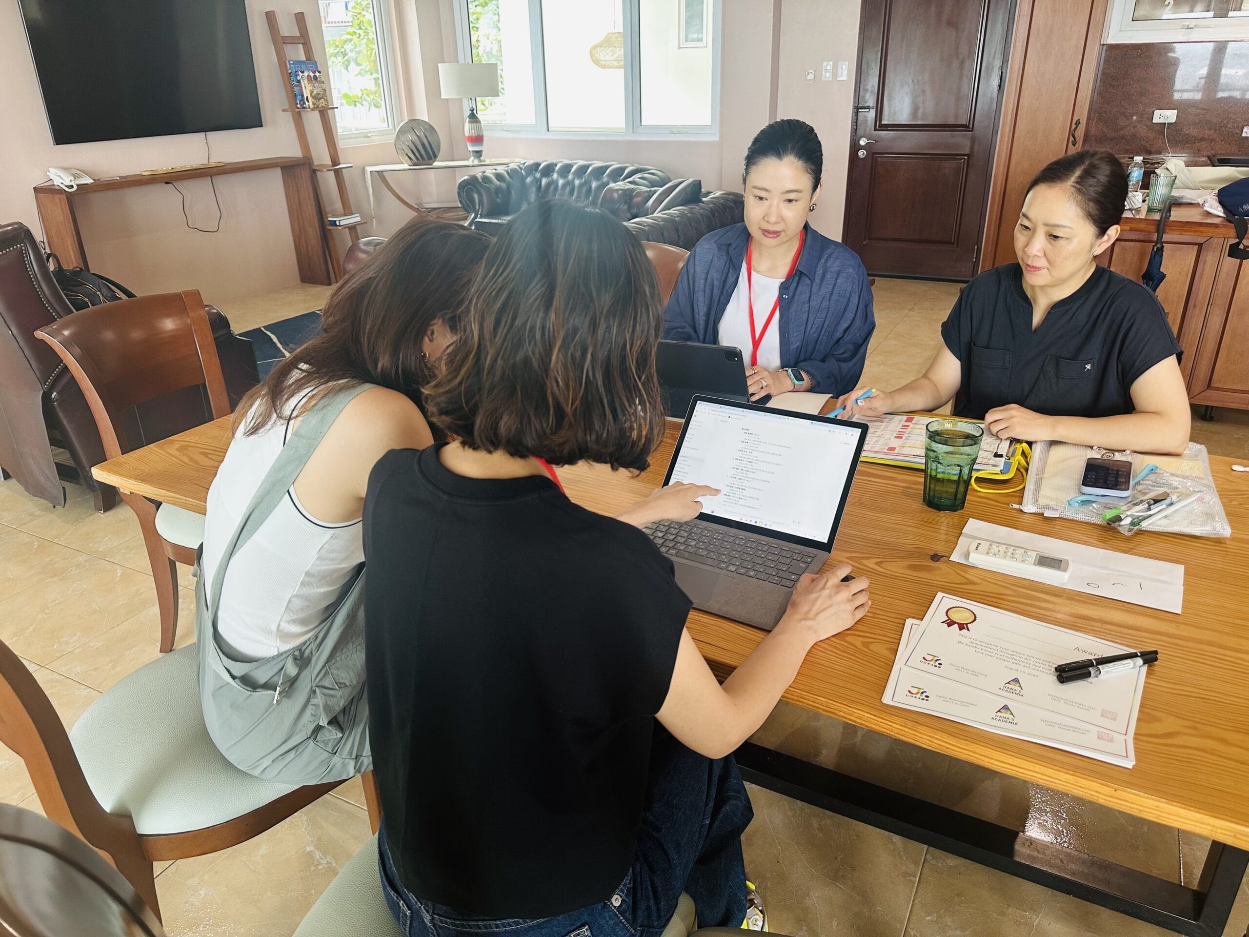 表彰の準備をするママたち