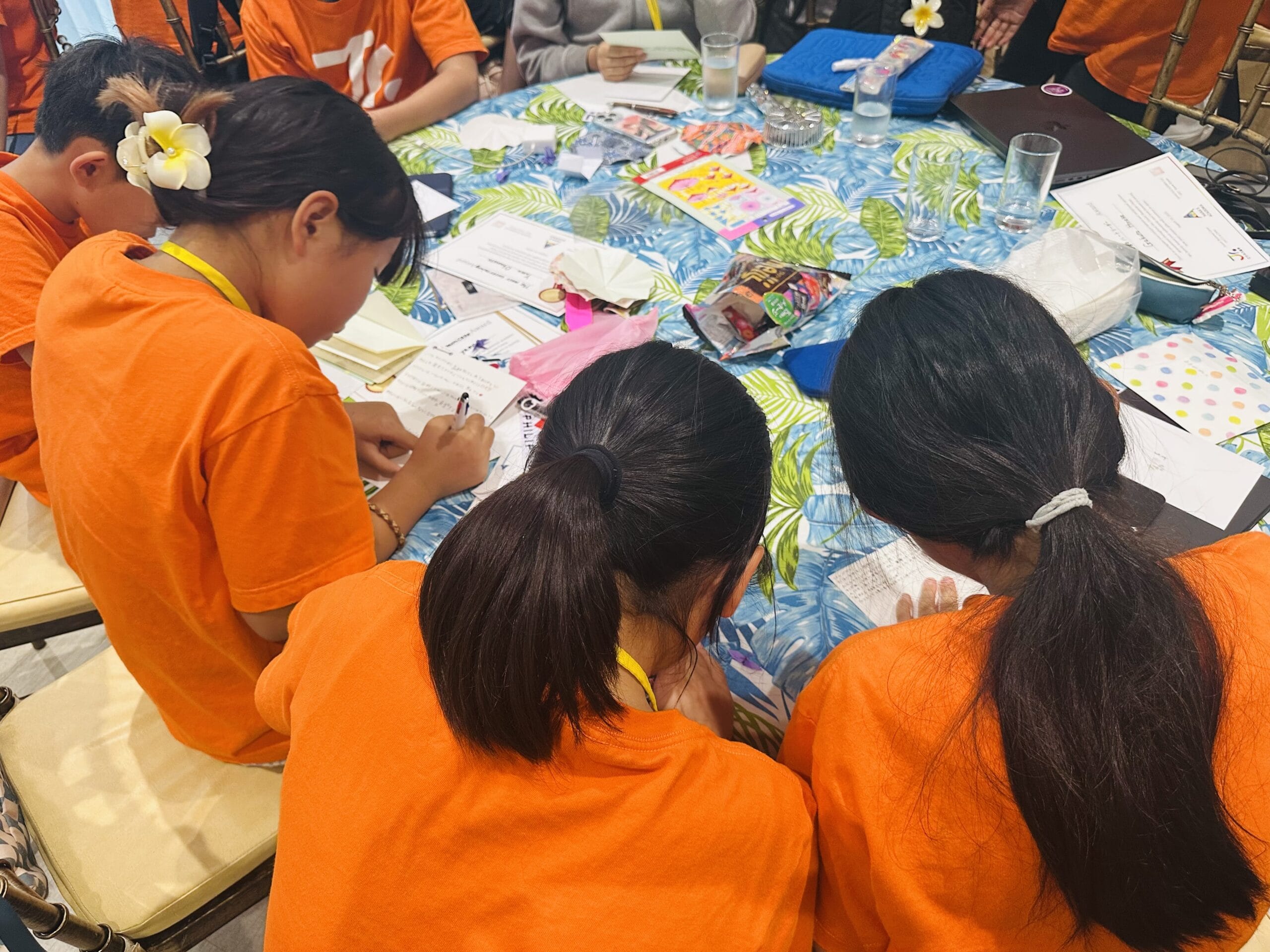 親御さんに手紙を書く子どもたち