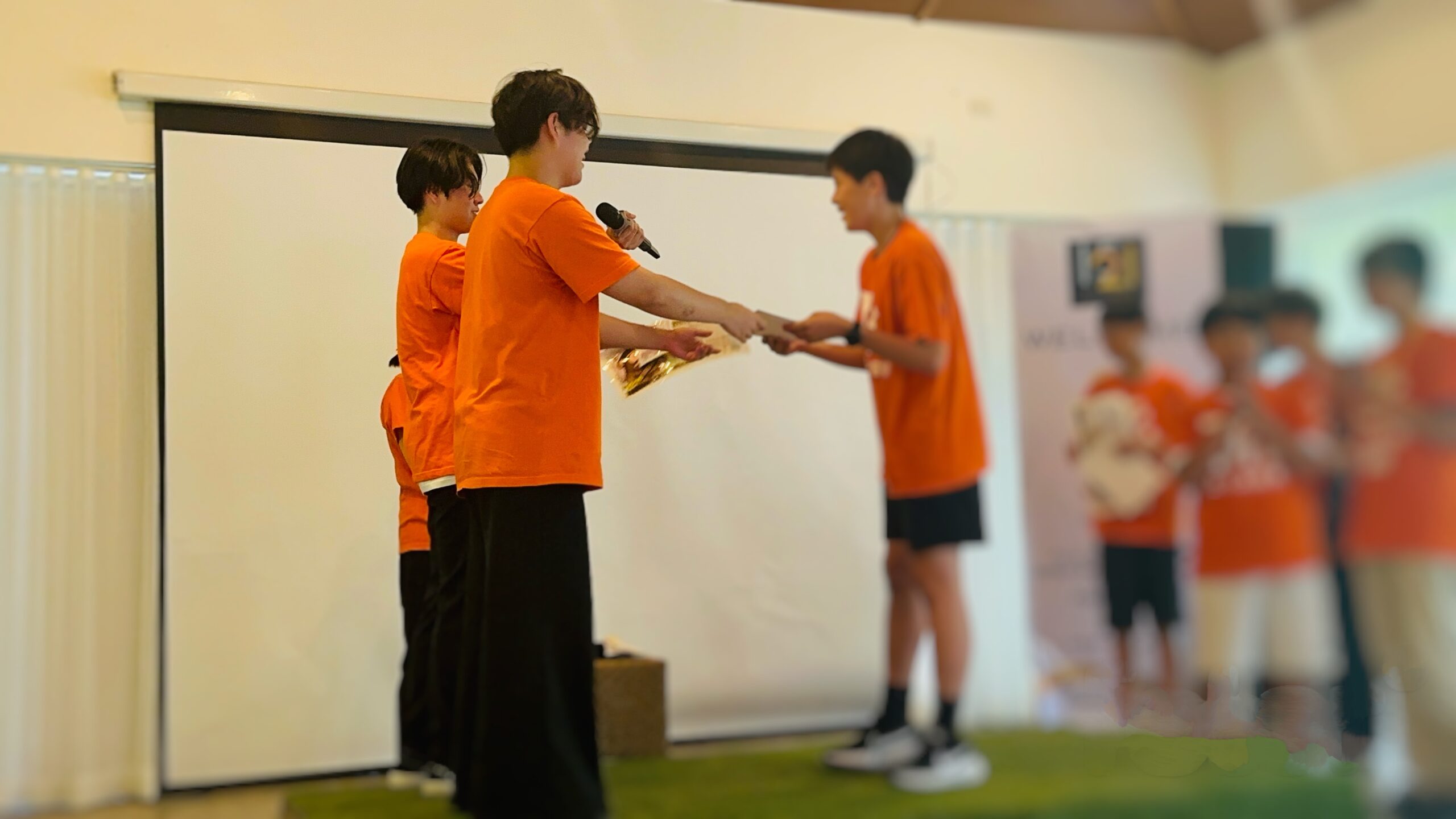 卒業式で表彰される息子