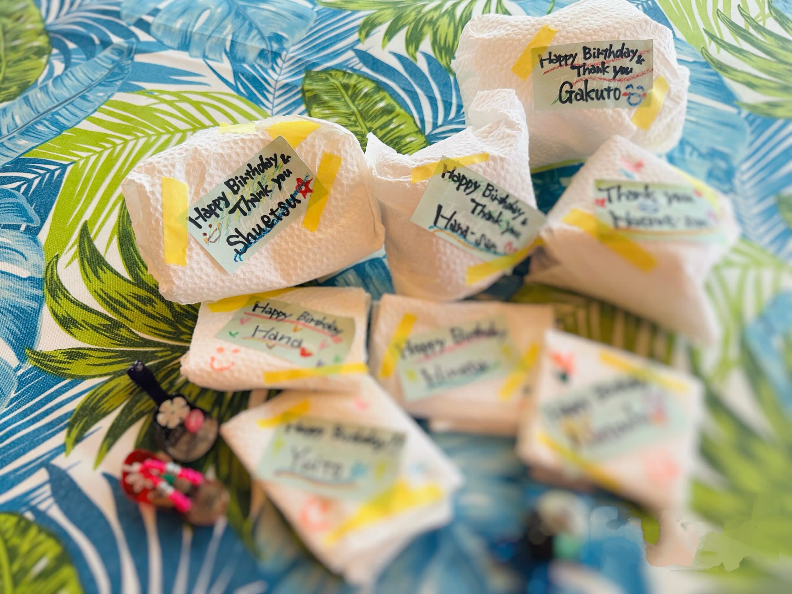 こっそり用意した様々なプレゼントを、その場にあったものでラッピングした様子