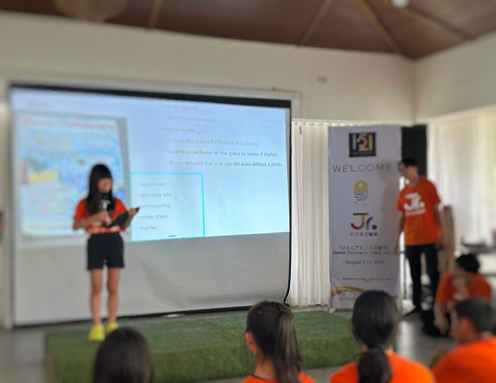 プレゼンテーションをする小学生