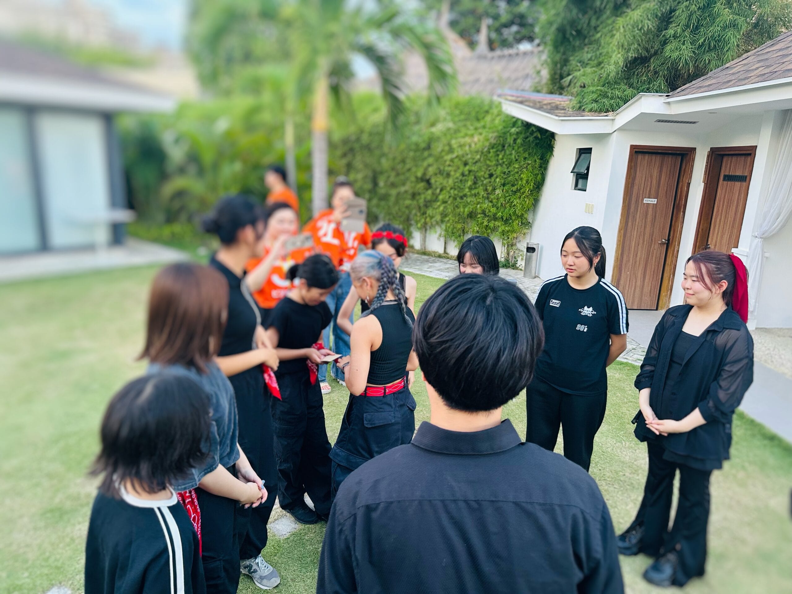 憧れのダンスの先生から手紙をもらう娘