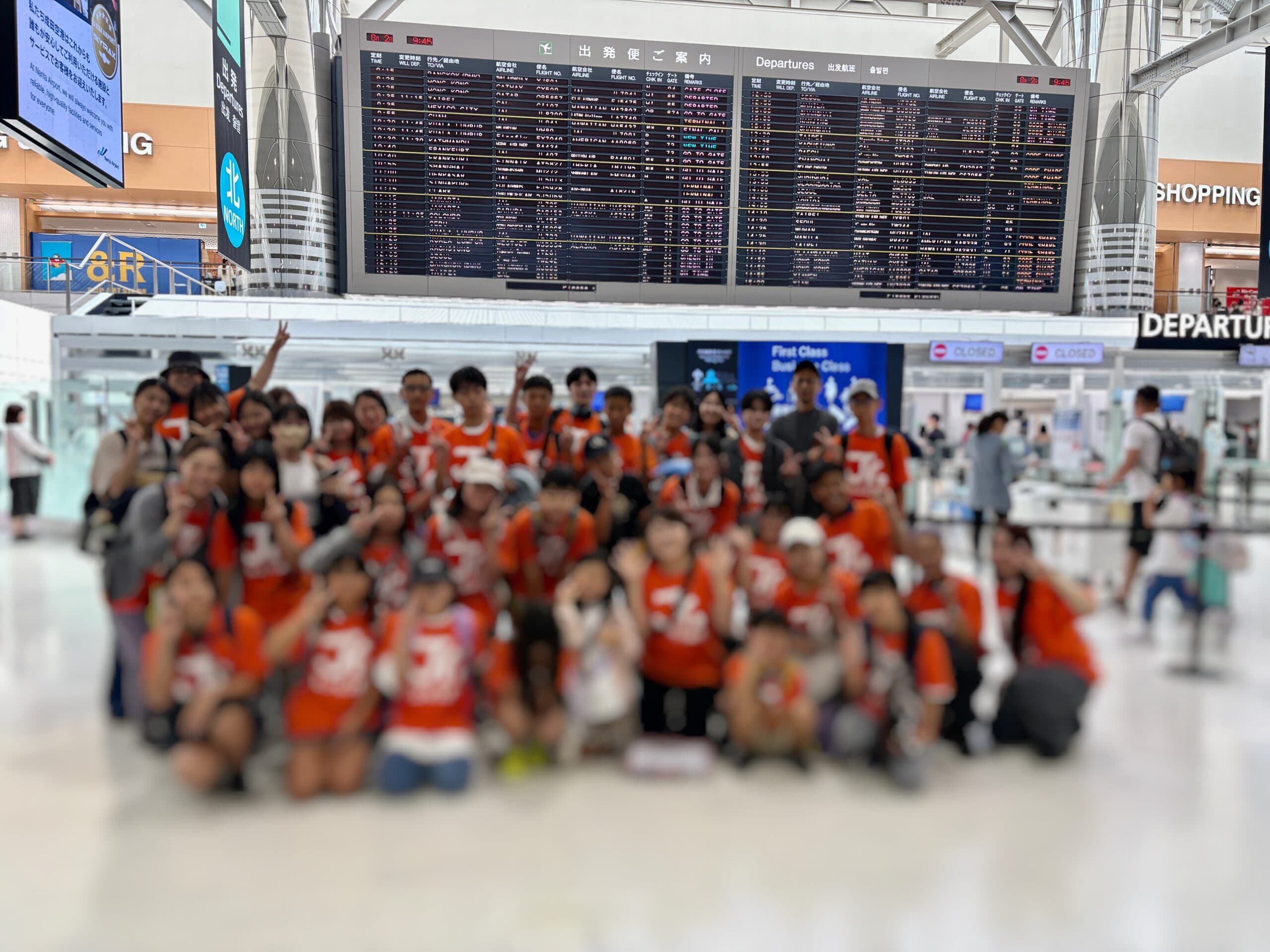 「ジュニアビジネス留学サマーキャンプ2025」のメンバーが成田空港から出発する様子