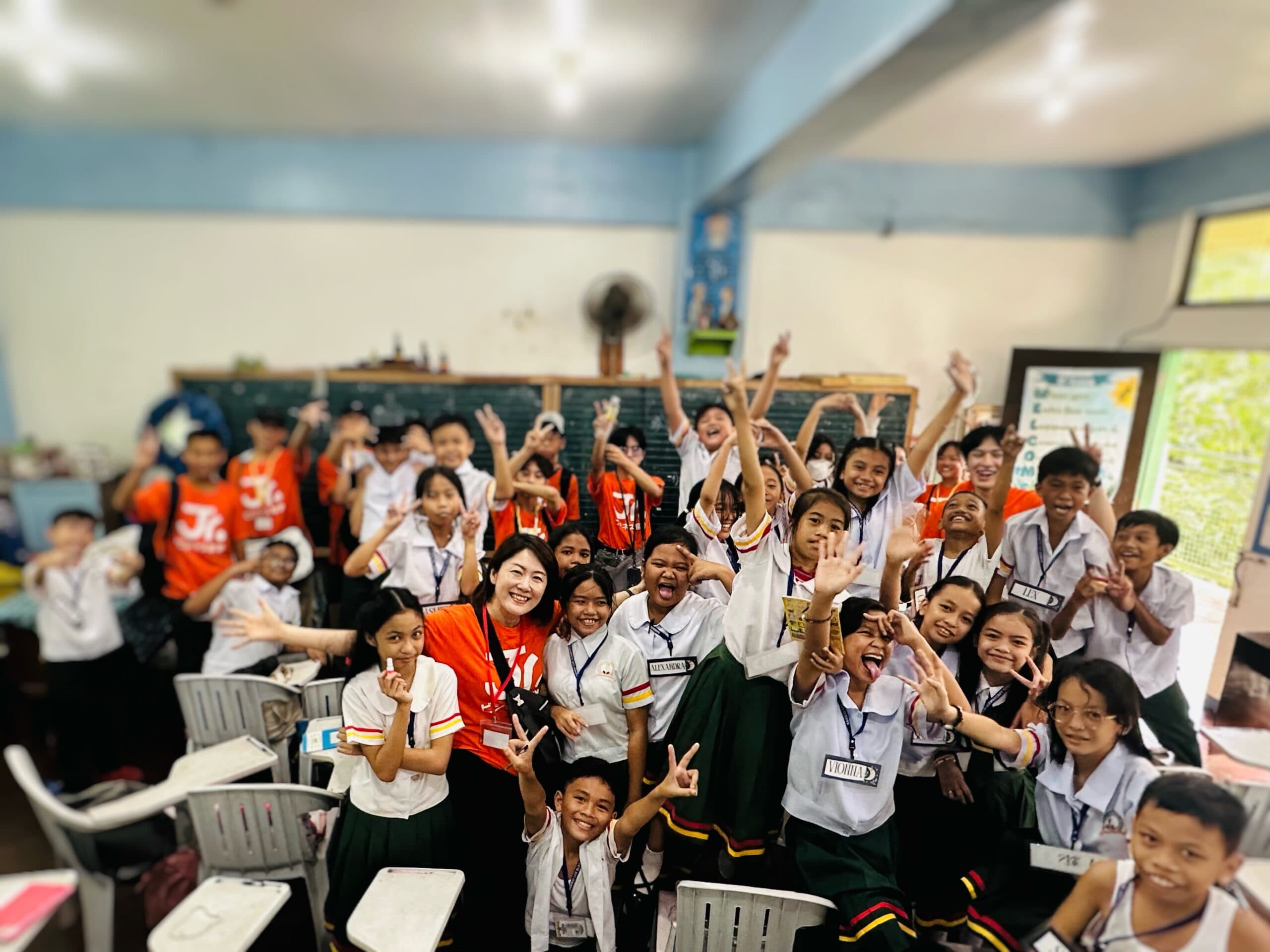 フィリピンの現地校で子どもたちと関わる近藤英恵さん