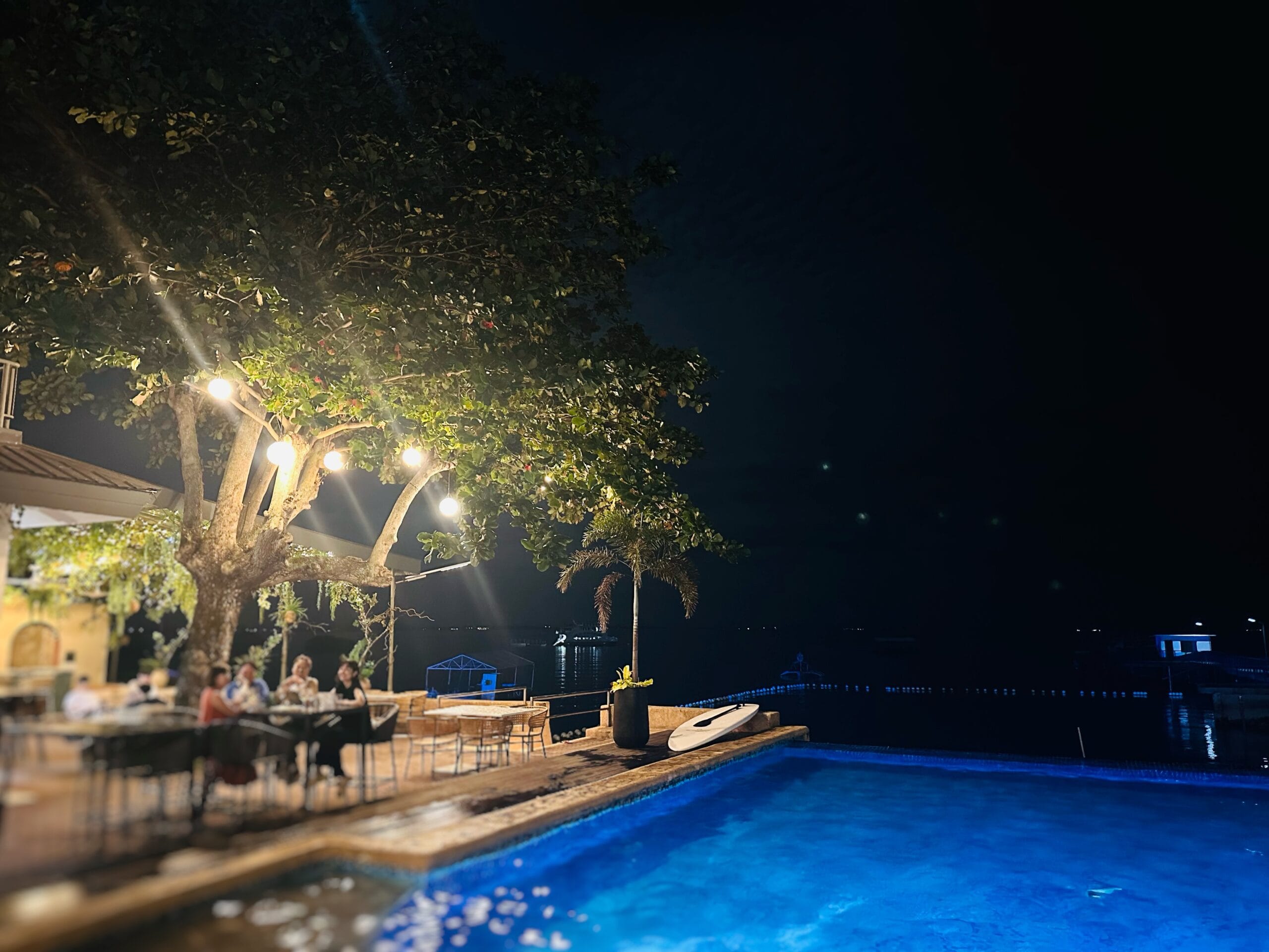 ママたちが、夜のホテルのカフェで話す様子