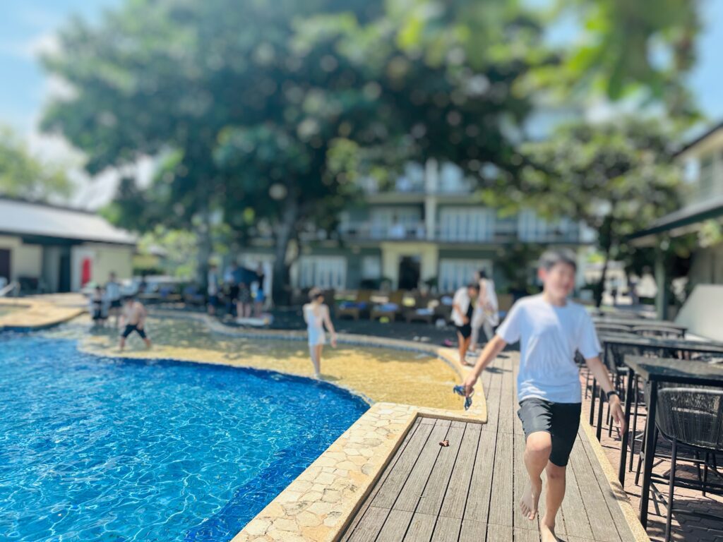 休み時間などにホテルのプールに入る子どもたち