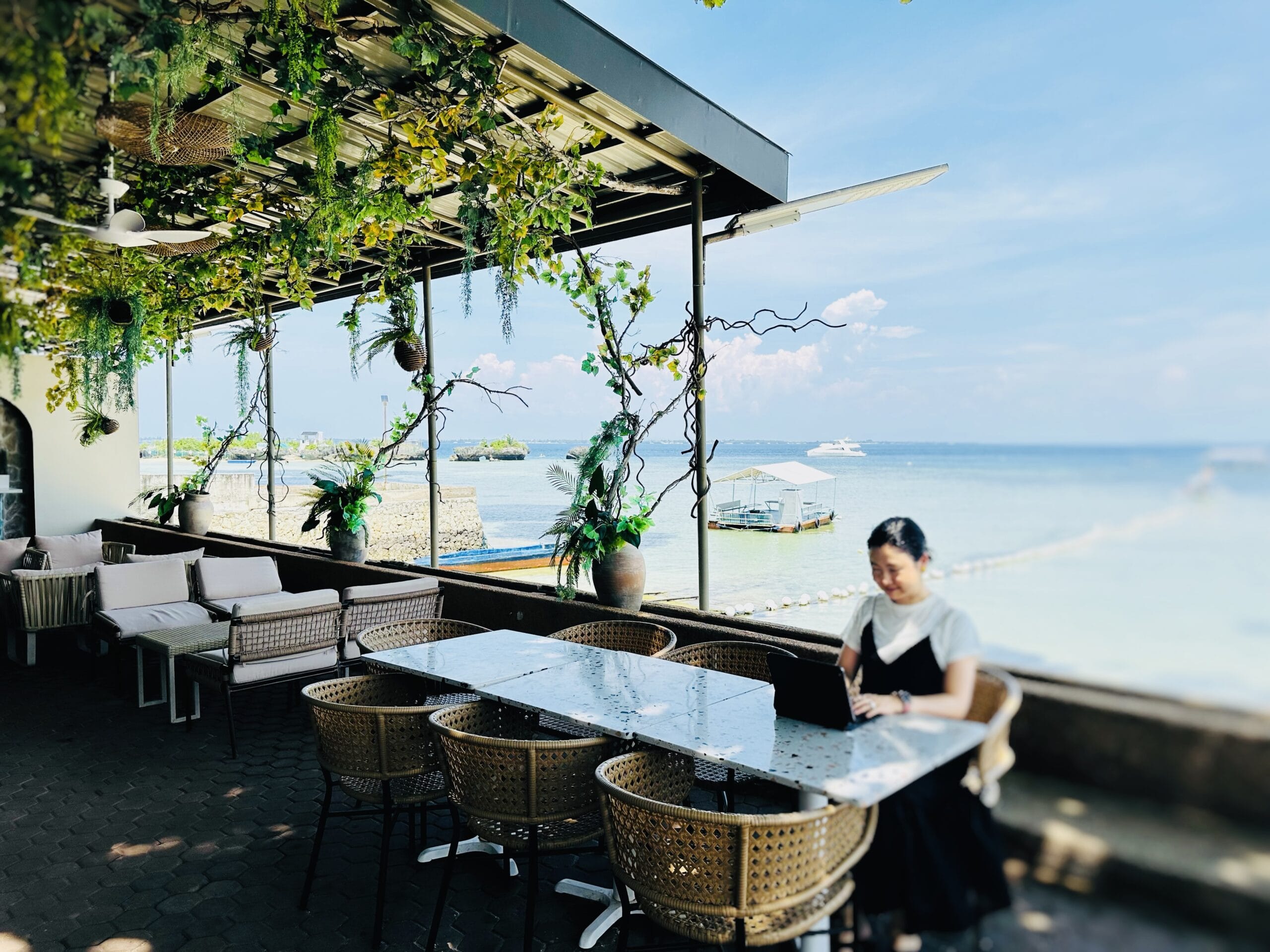 ホテルのビーチでワーケーションする様子