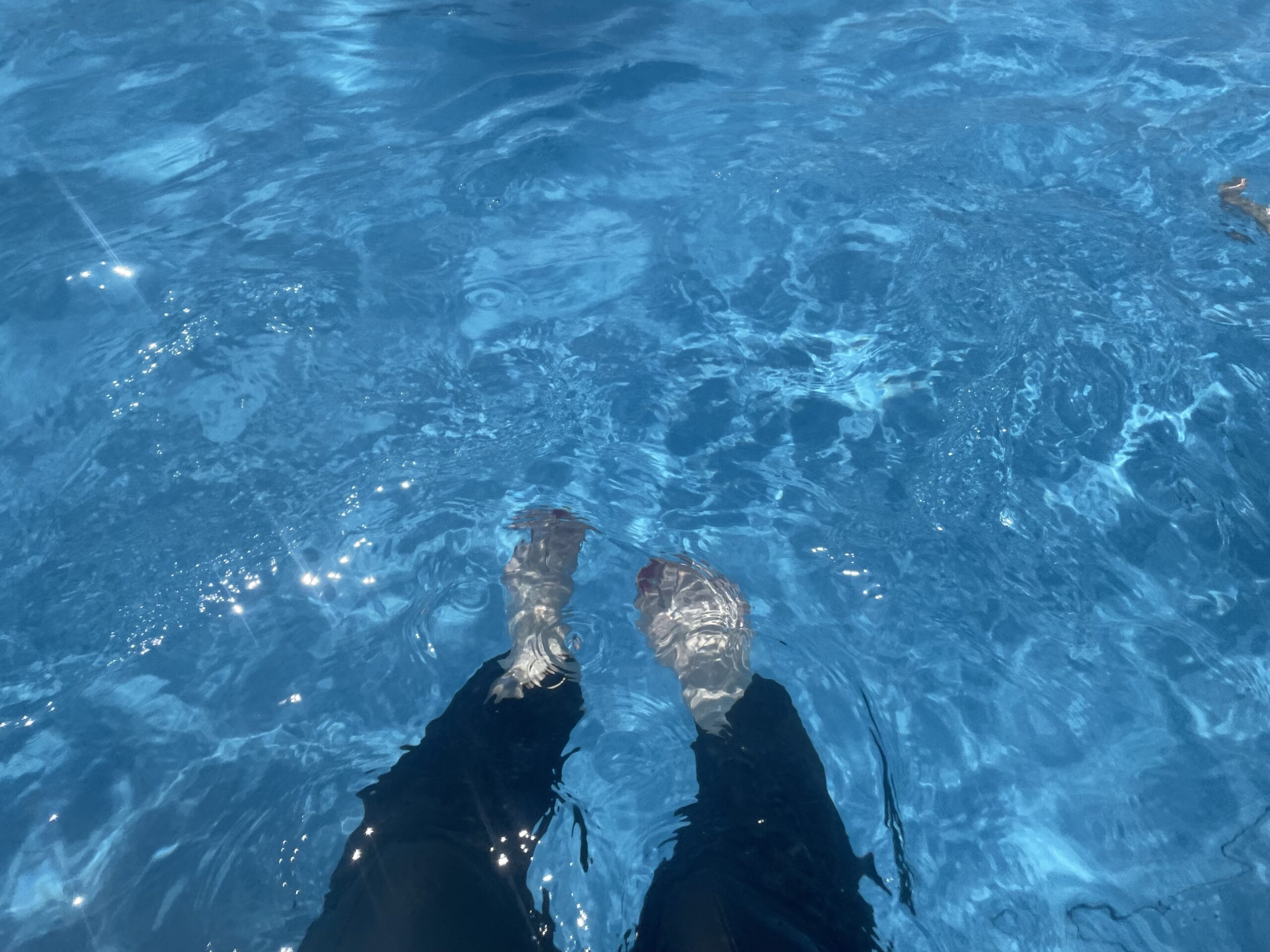 プールの水に足を浸ける様子