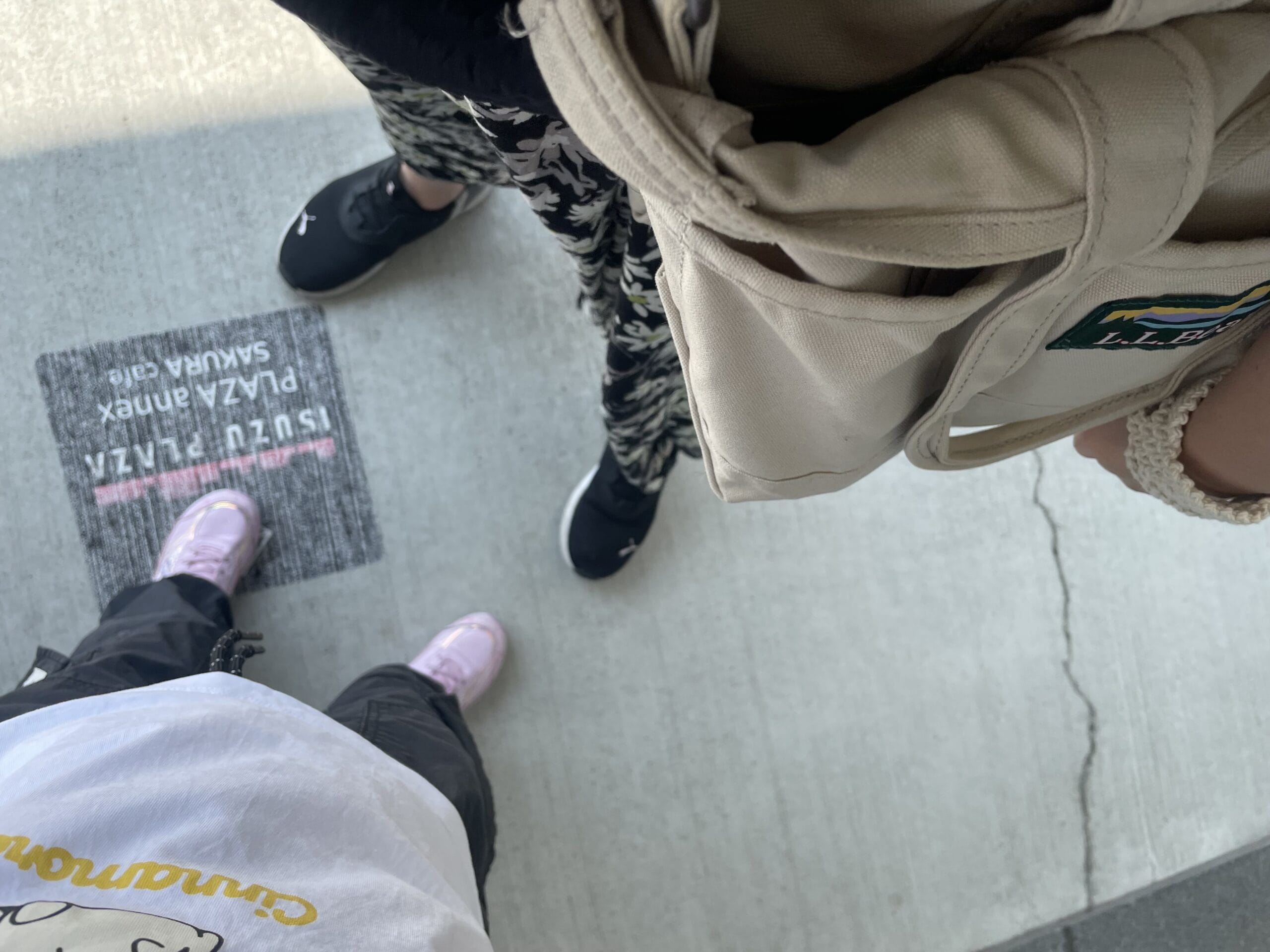 40代女性の2025年8月下旬コーデ、ユニクロの黒のシアサッカーブラウスにニコアンドの花柄パンツを合わせた足元写真