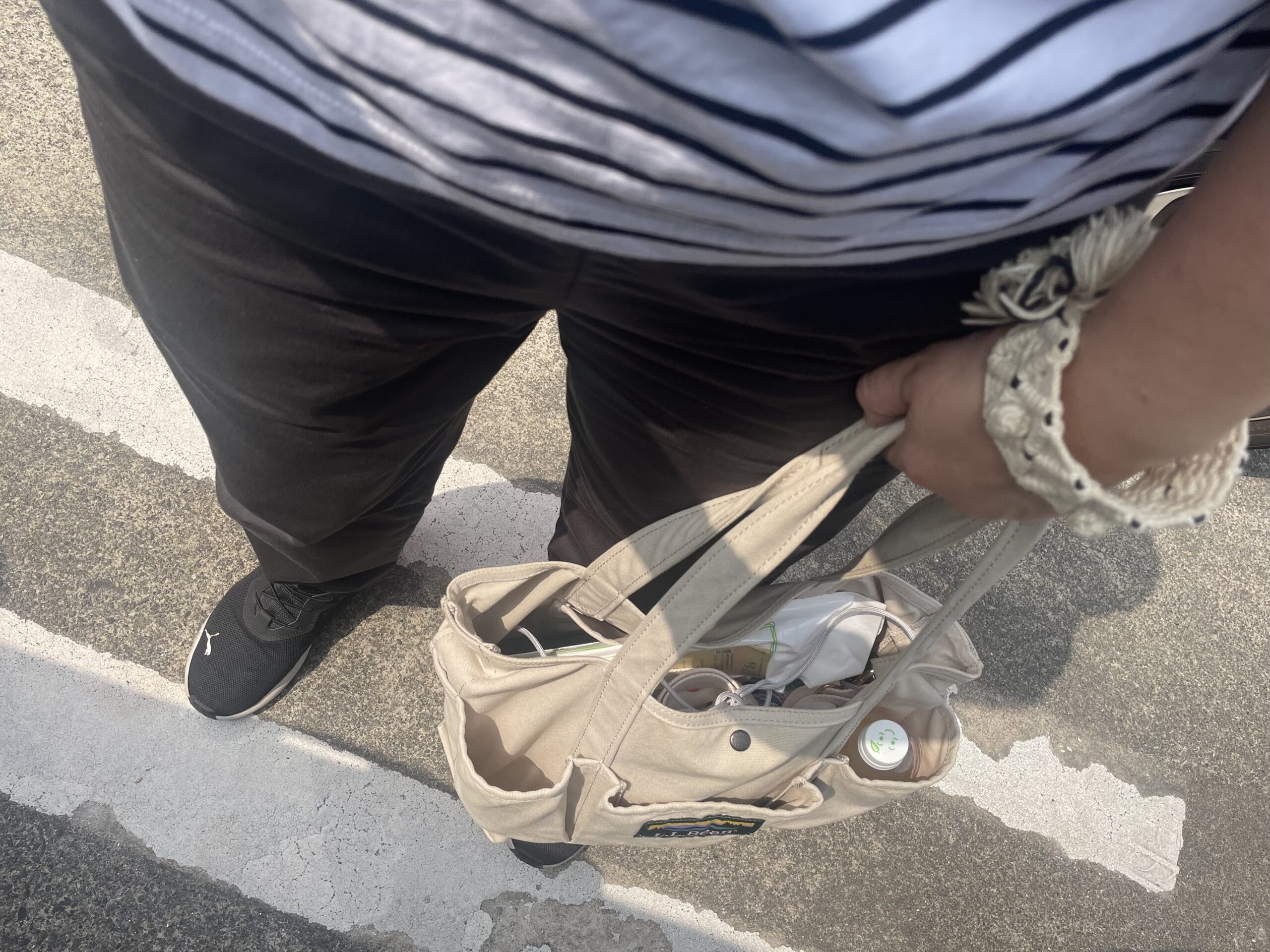 40代女性の2025年8月下旬コーデ、ユニクロのエアリズムコットンT/ボーダーにGUのチャコールグレーのシェフパンツを合わせた足元写真。