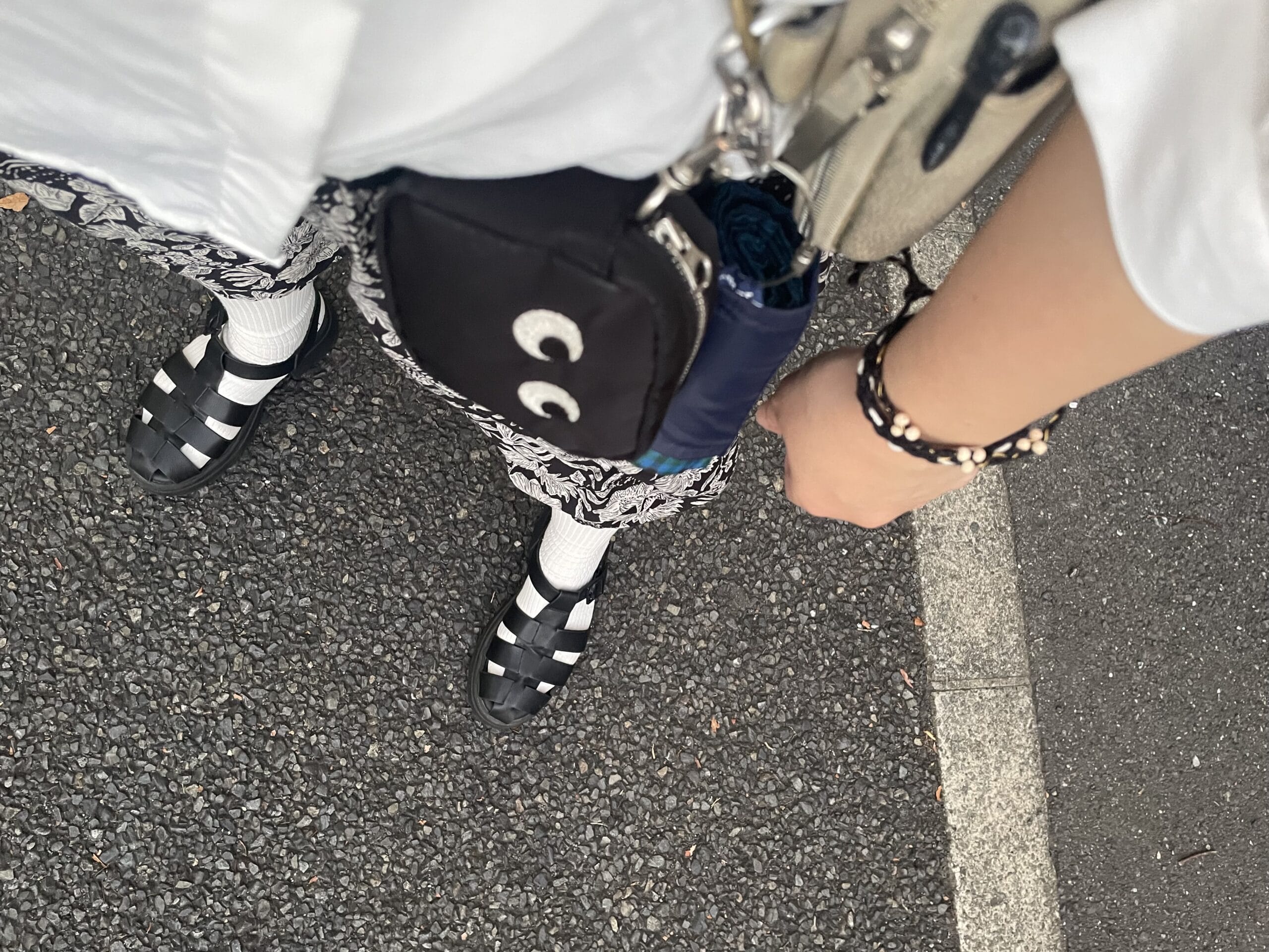 40代女性の2025年8月下旬コーデ、GUの白シャツとrpsの花柄スカートを合わせた足元写真。