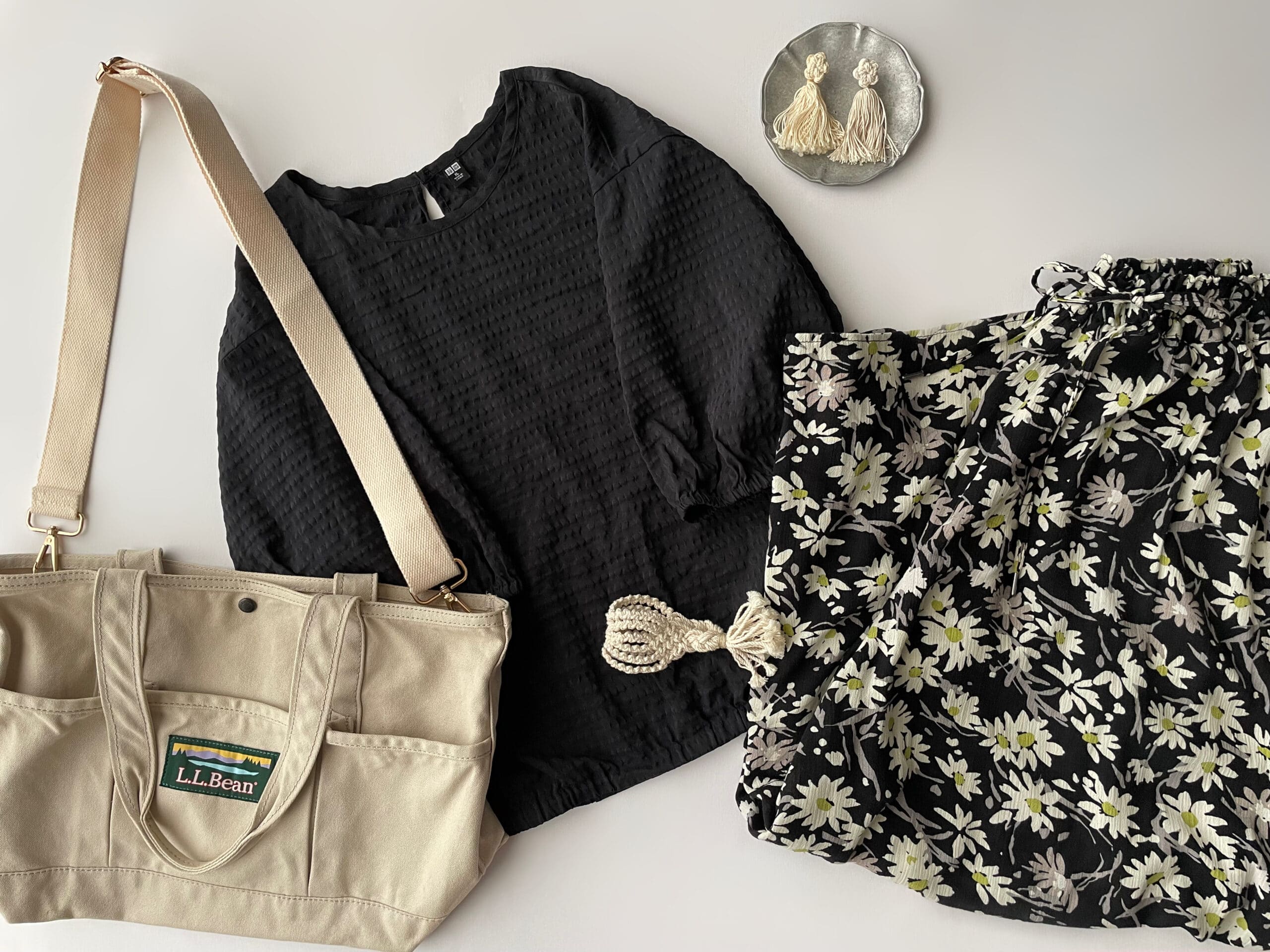 40代女性の2025年8月下旬コーデ、ユニクロのシアサッカーブラウス（黒）と、ニコアンドの花柄パンツを合わせたフラットレイ画像。