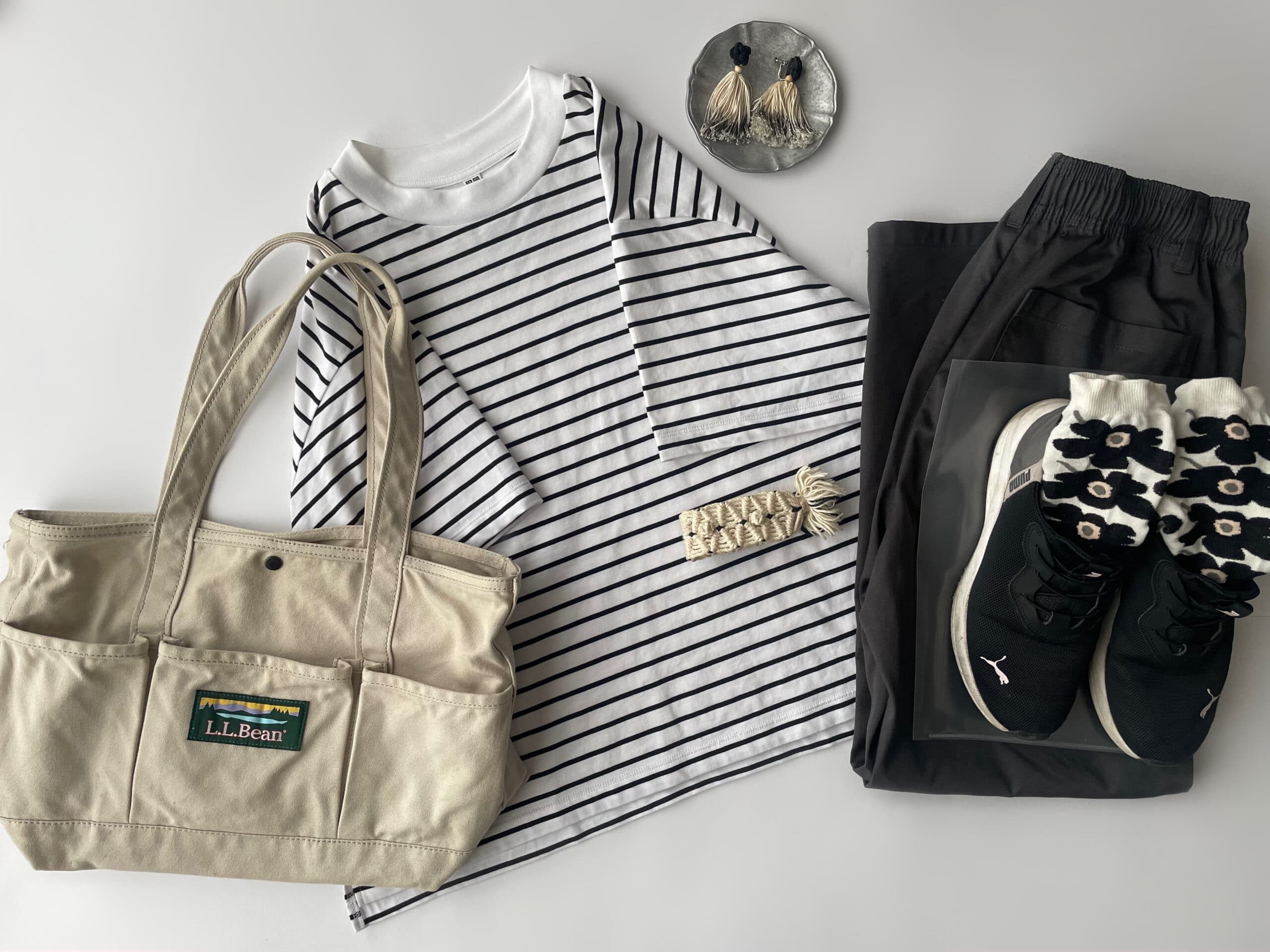 40代女性の2025年8月下旬コーデ、ユニクロのエアリズムコットンT/ボーダーとGUのチャコールグレーのシェフパンツを合わせたフラットレイ画像。