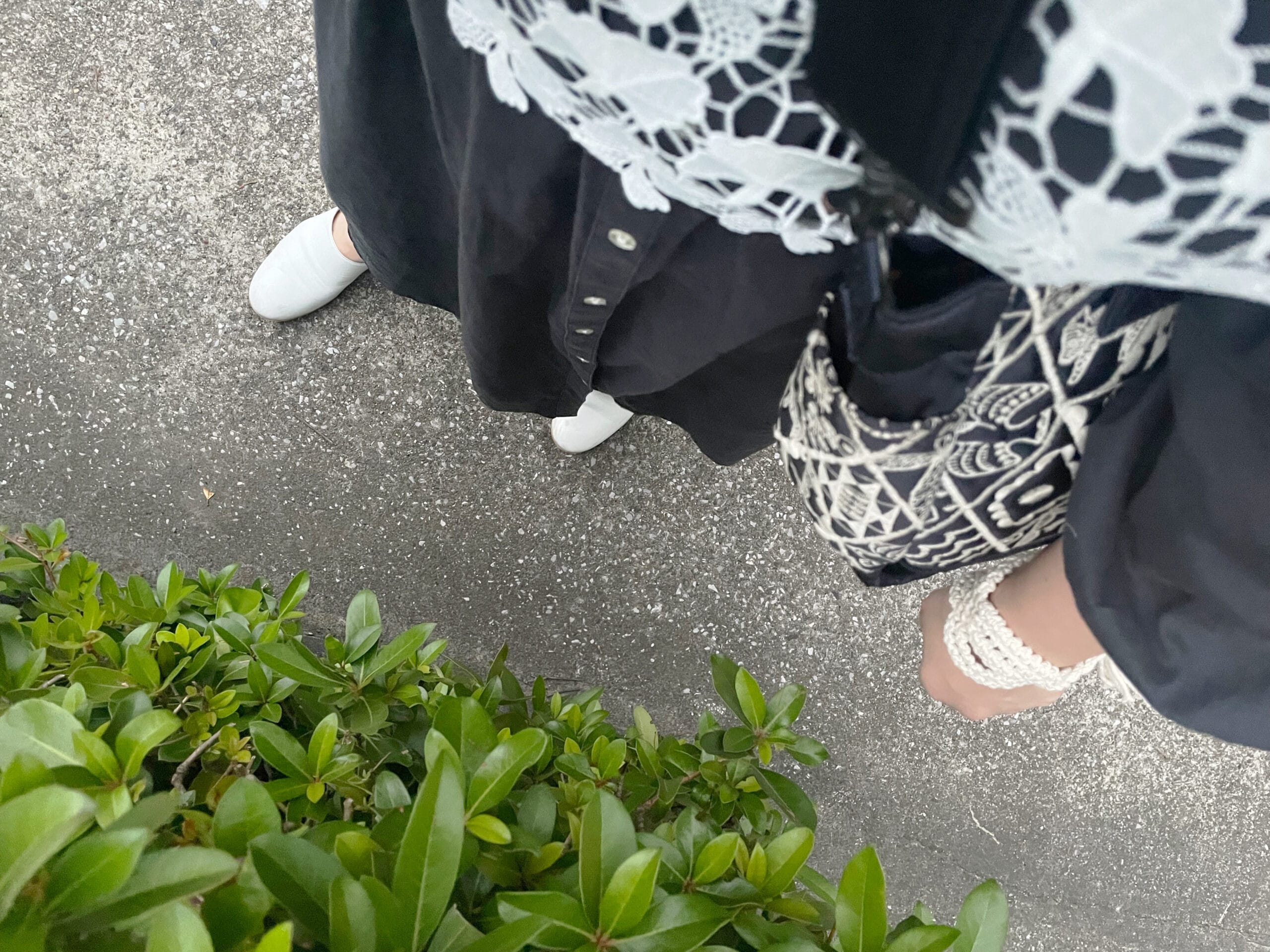 40代女性の2025年8月下旬コーデ、GUの黒のシャツワンピースにソマリイマジネーションの白のレースベストを合わせている足元写真。