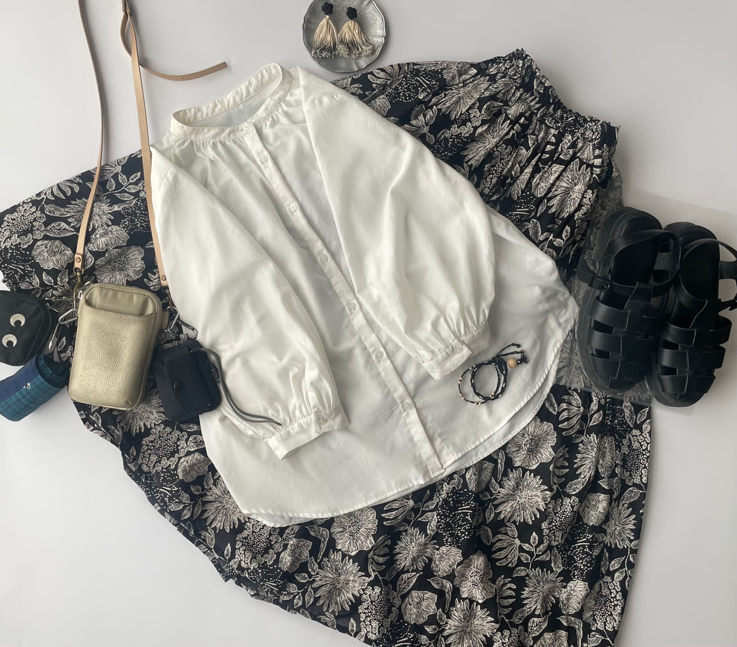 40代女性の2025年8月下旬コーデ、GUの白シャツにrpsのインドコットンの花柄（モノトーン）のスカートを合わせたフラットレイ画像。