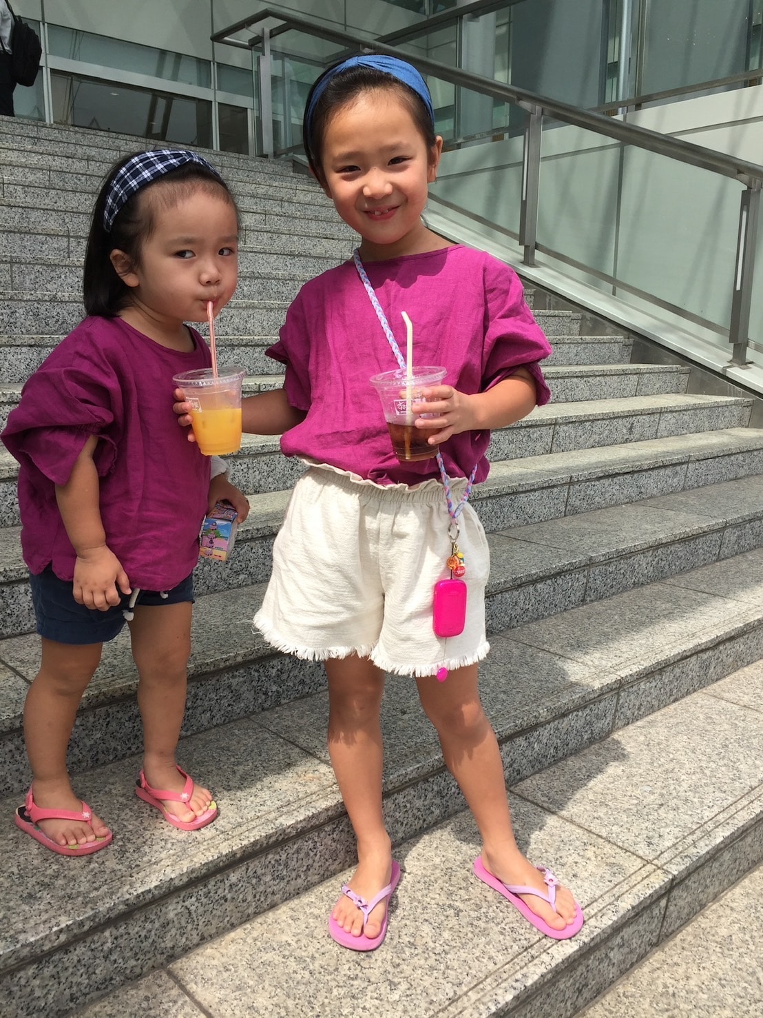 スタイリスト徳永千夏さん　姉妹の小さい頃の写真　アーバンリサーチ　ドアーズの服を着用