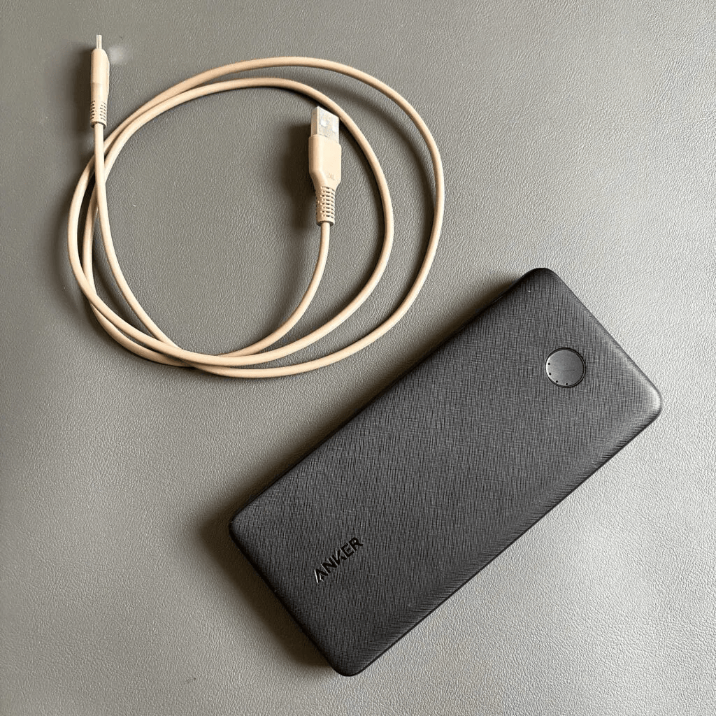 モバイルバッテリー「Anker PowerCore III 10000」とコード